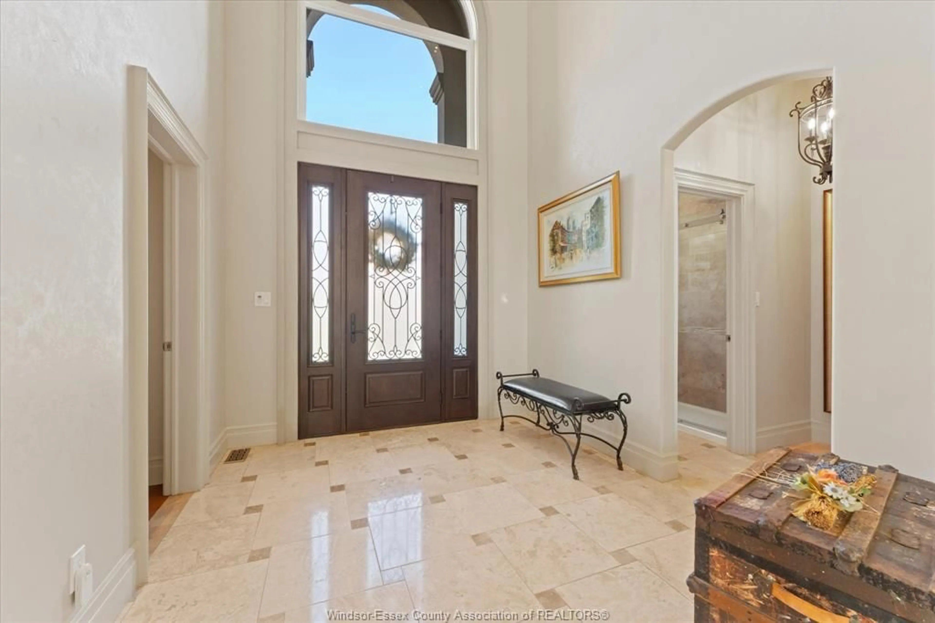 Indoor foyer for 2003 SERENITY Cir, LaSalle Ontario N9H 0C6
