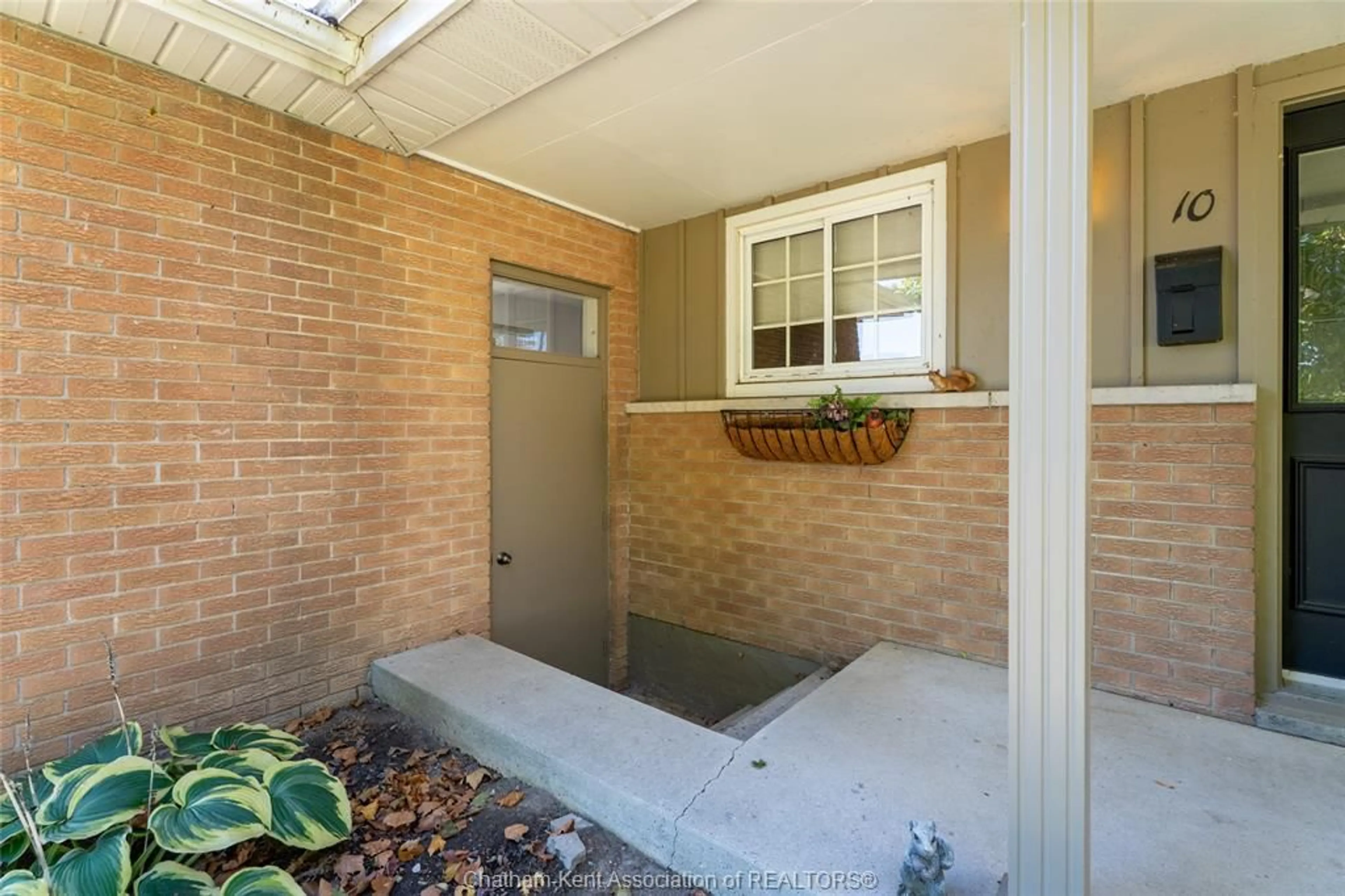 Indoor entryway for 10 Souriquois St, Chatham Ontario N7M 2T2