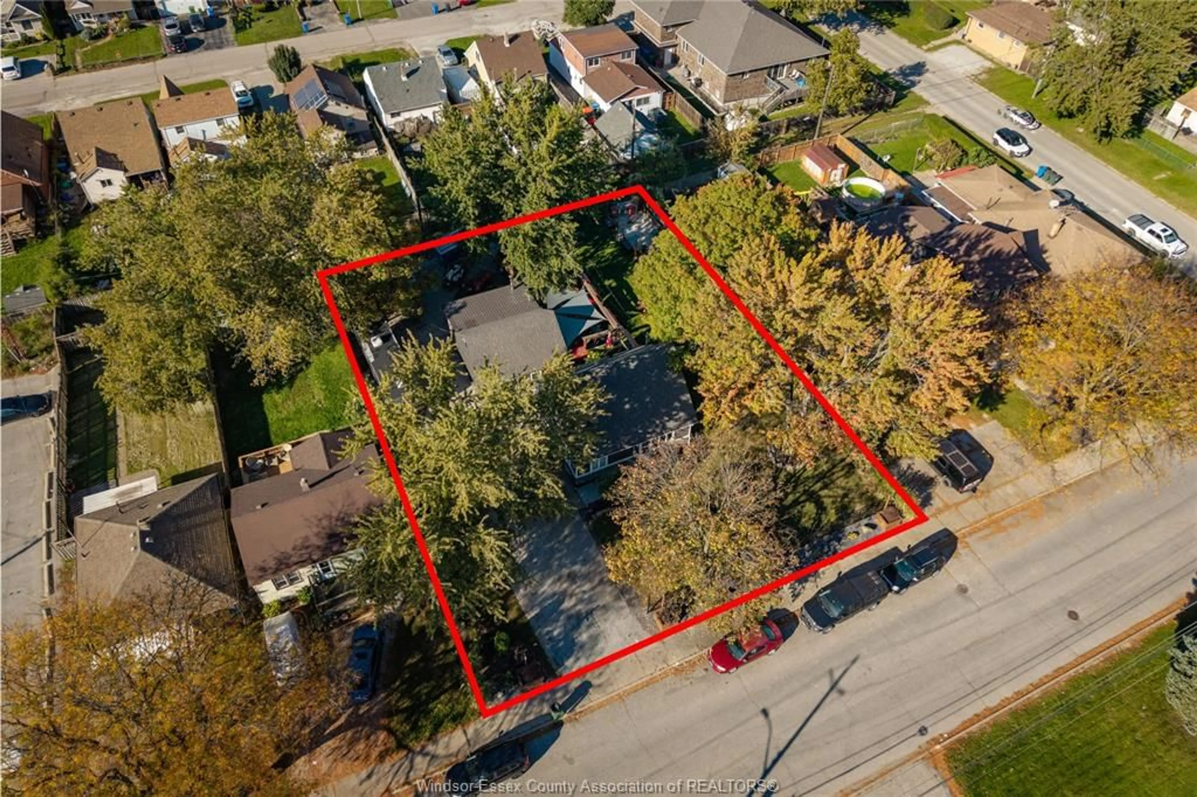 A pic from outside/outdoor area/front of a property/back of a property/a pic from drone, street for 558 Edinborough St, Windsor Ontario N8X 3C6