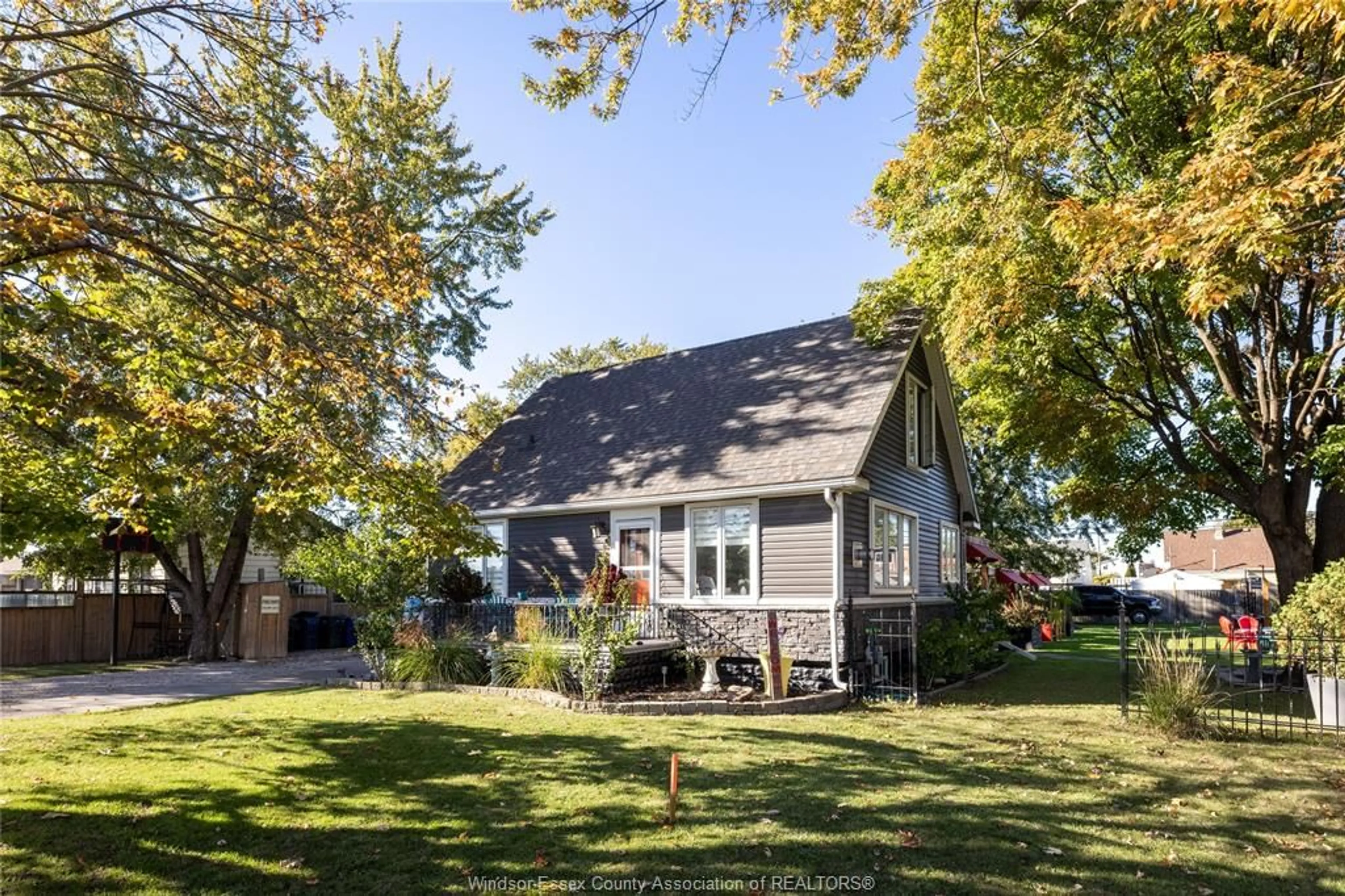 Unknown for 558 Edinborough St, Windsor Ontario N8X 3C6