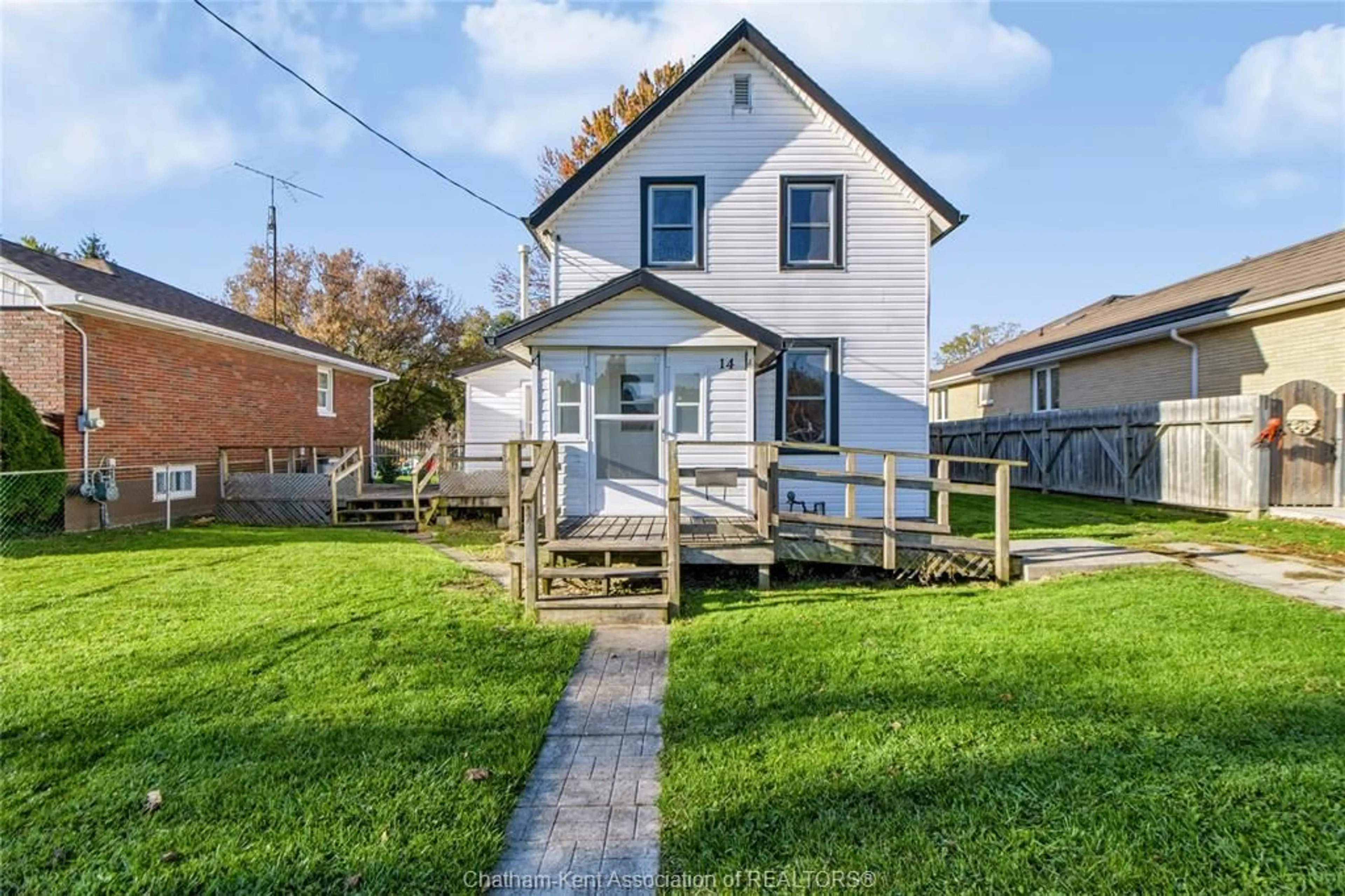 A pic from outside/outdoor area/front of a property/back of a property/a pic from drone, street for 14 Kendall St, Chatham Ontario N7M 2X5