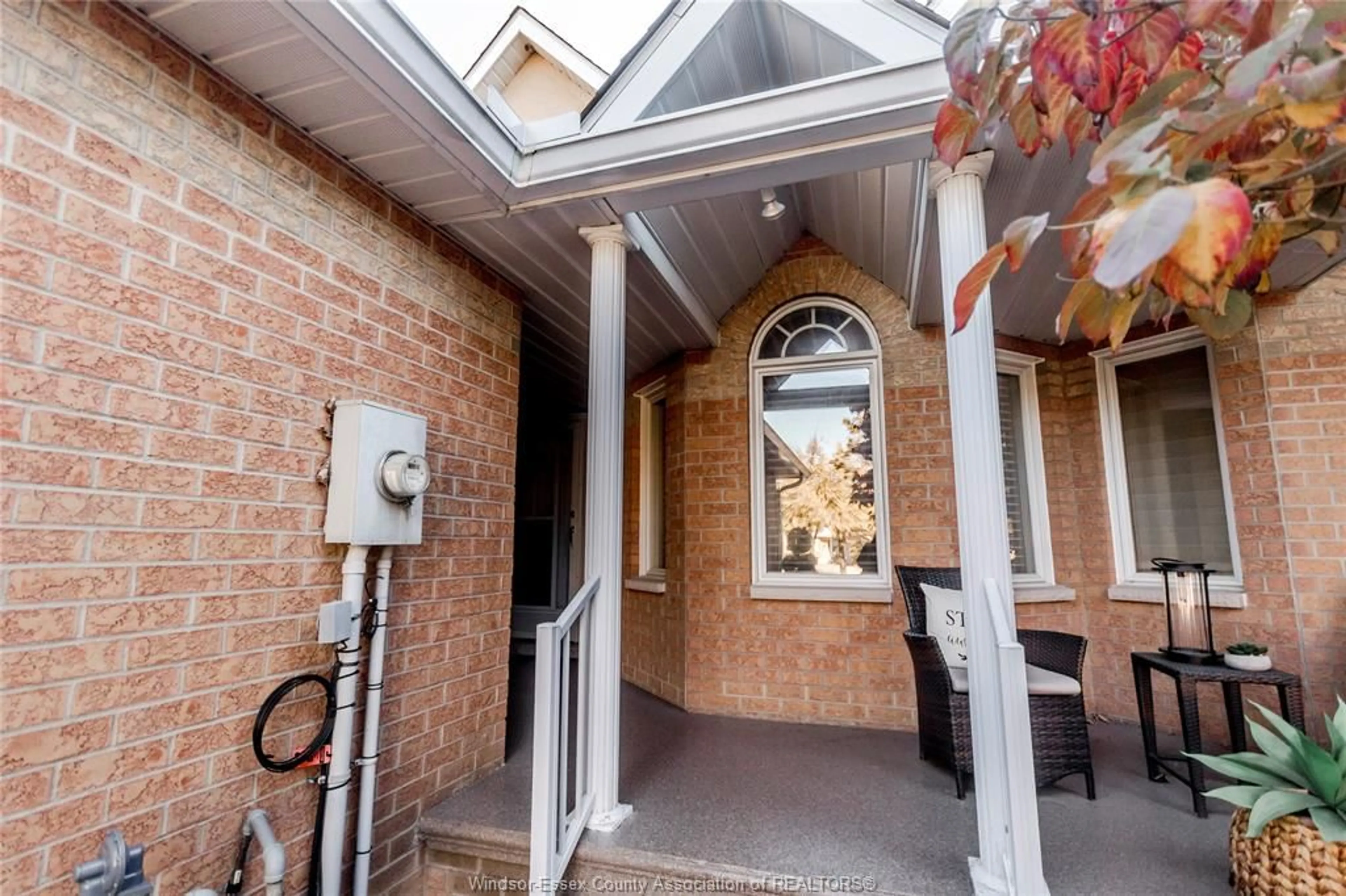 Indoor foyer for 4661 BRADBURY Crt, Windsor Ontario N9G 2M2