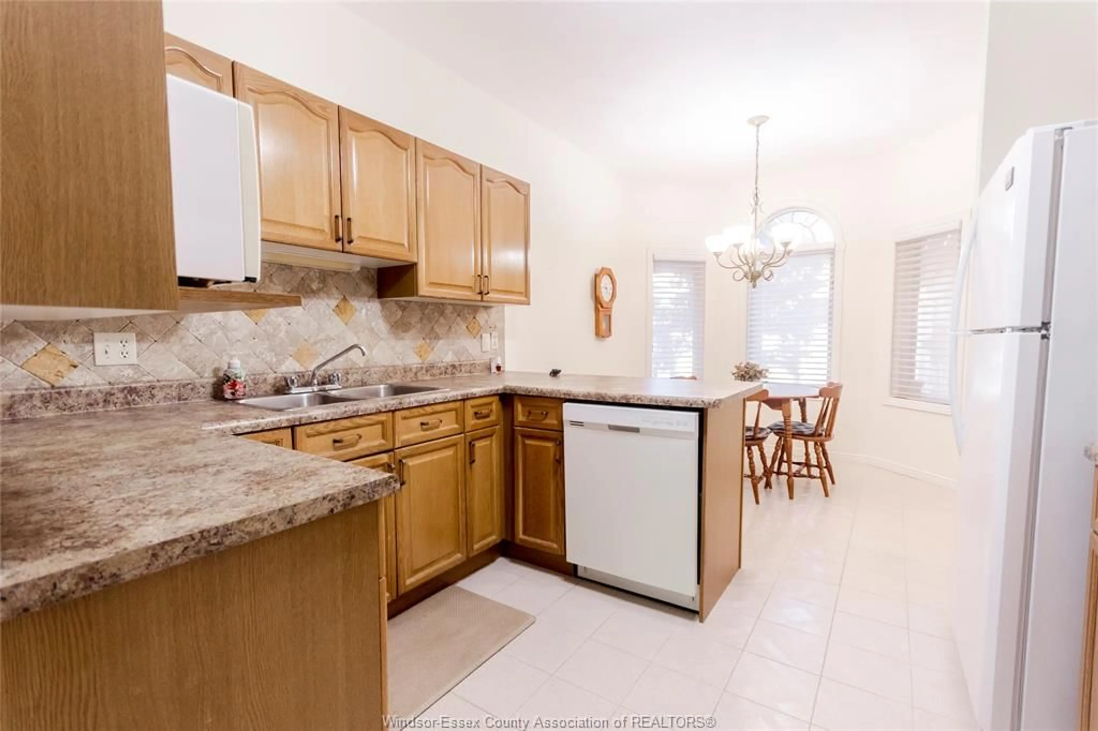 Standard kitchen, ceramic/tile floor for 4661 BRADBURY Crt, Windsor Ontario N9G 2M2