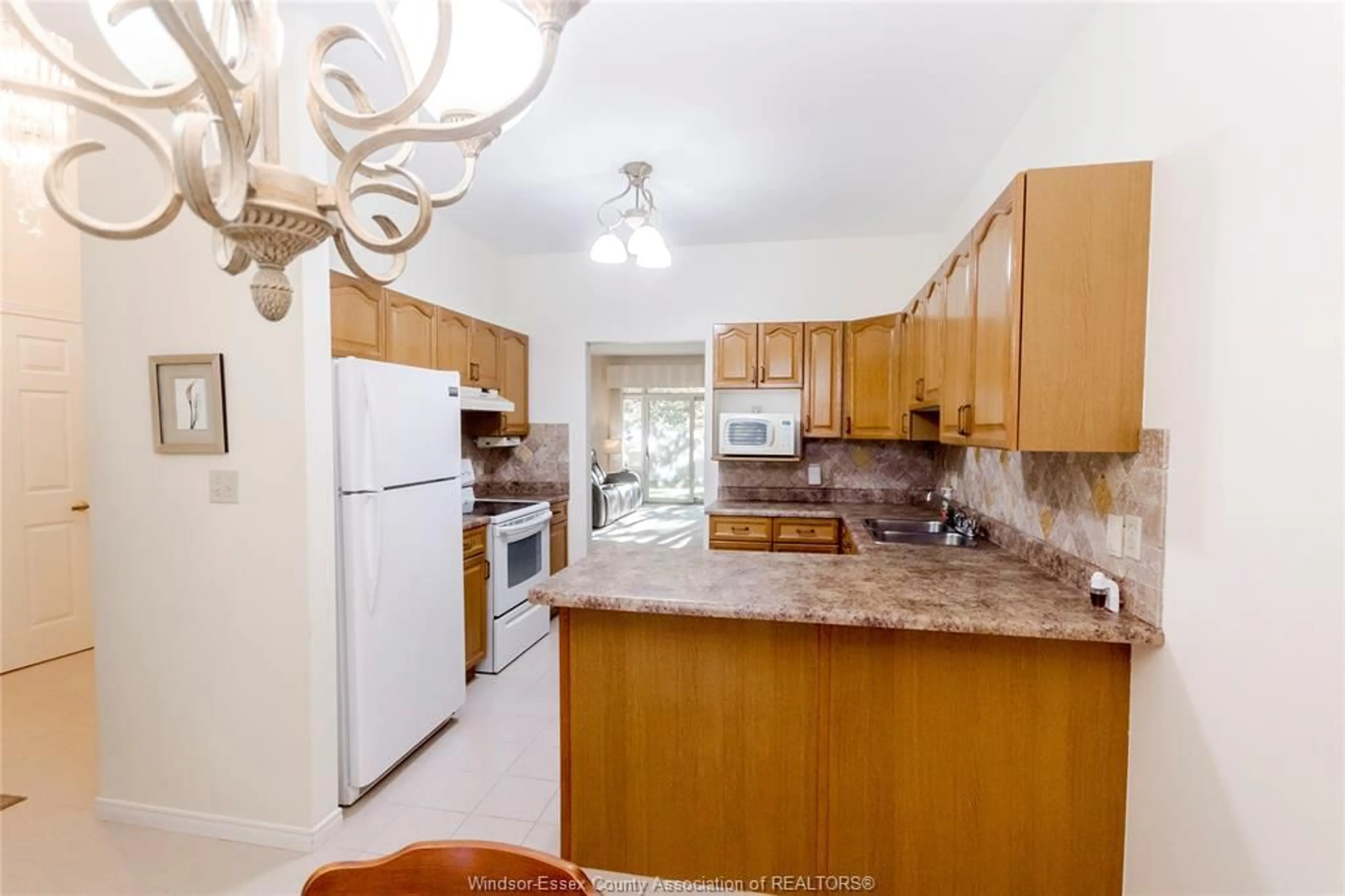Standard kitchen, ceramic/tile floor for 4661 BRADBURY Crt, Windsor Ontario N9G 2M2