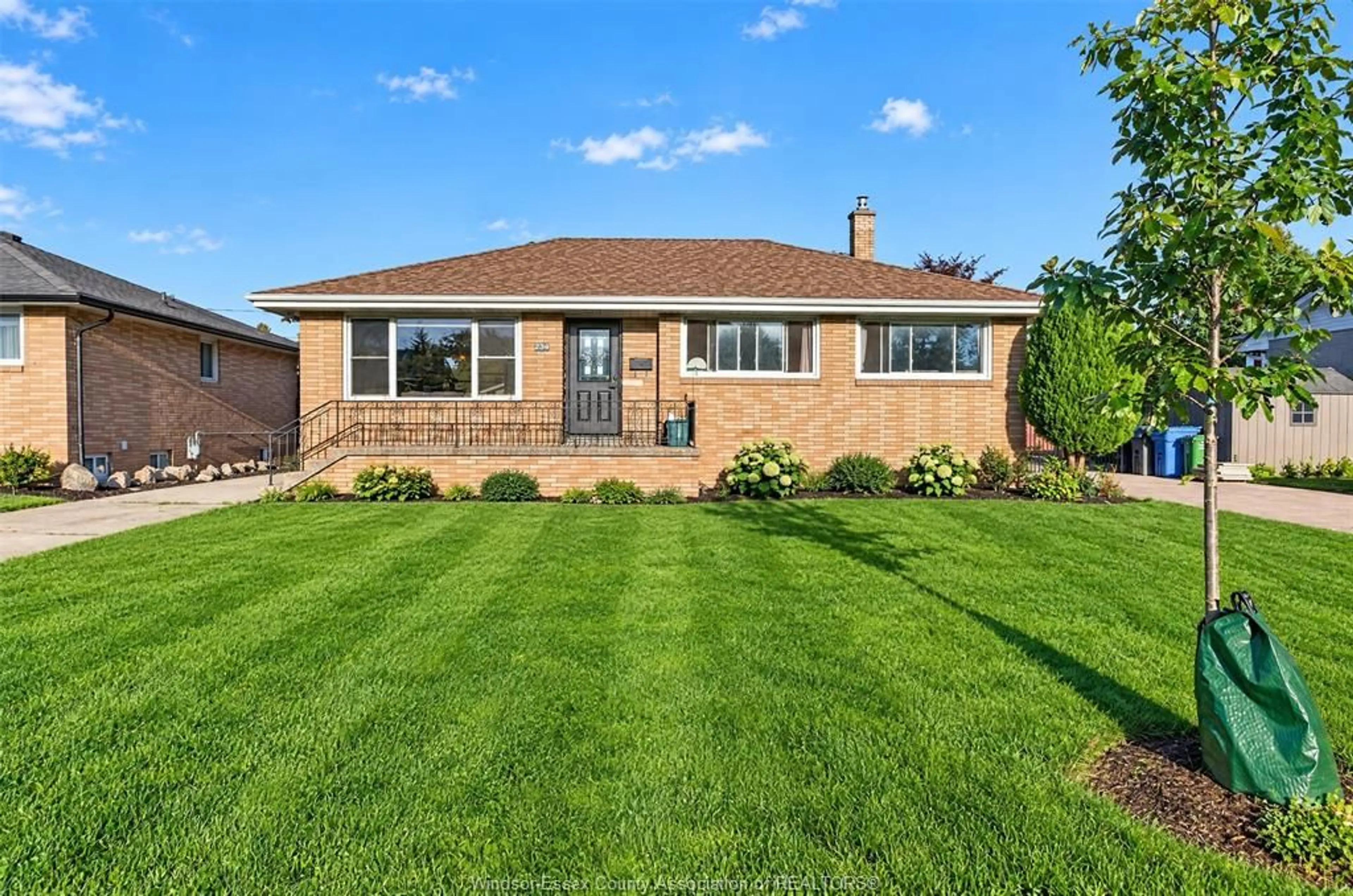 A pic from outside/outdoor area/front of a property/back of a property/a pic from drone, street for 2346 LEONARD, Windsor Ontario N8W 4L7