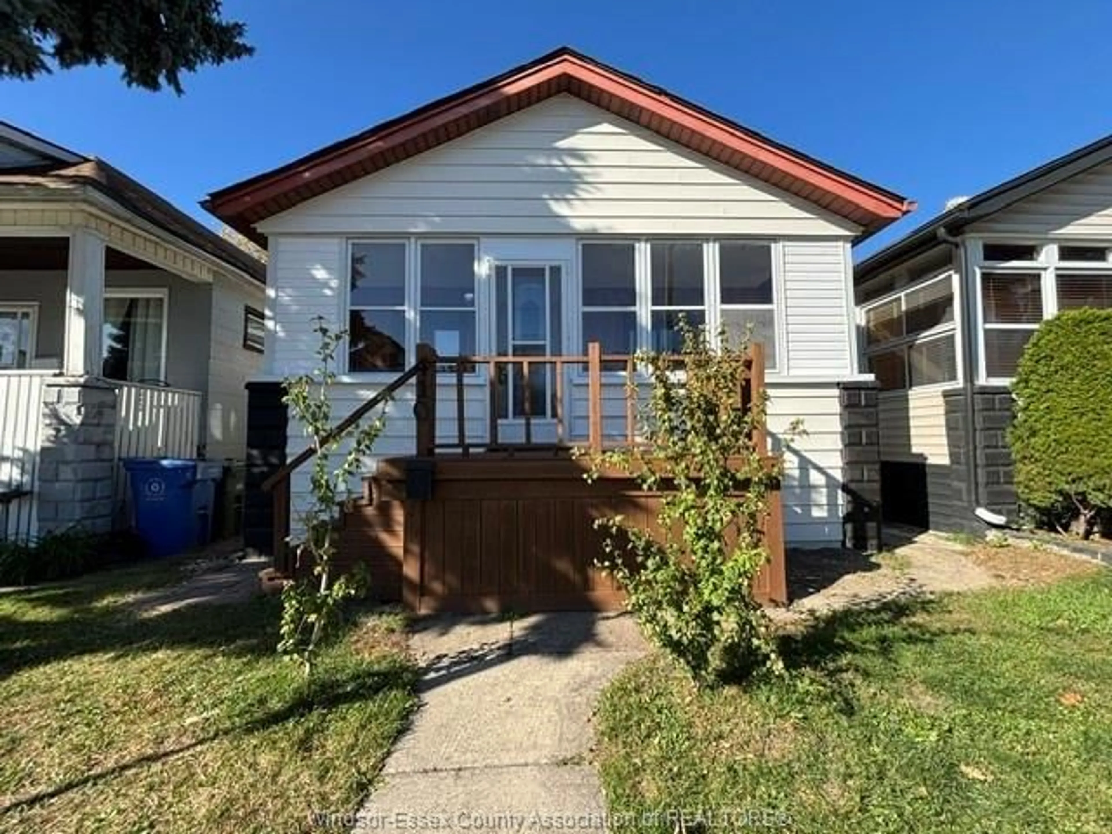 A pic from outside/outdoor area/front of a property/back of a property/a pic from drone, street for 410 CAROLINE, Windsor Ontario N9A 6A6