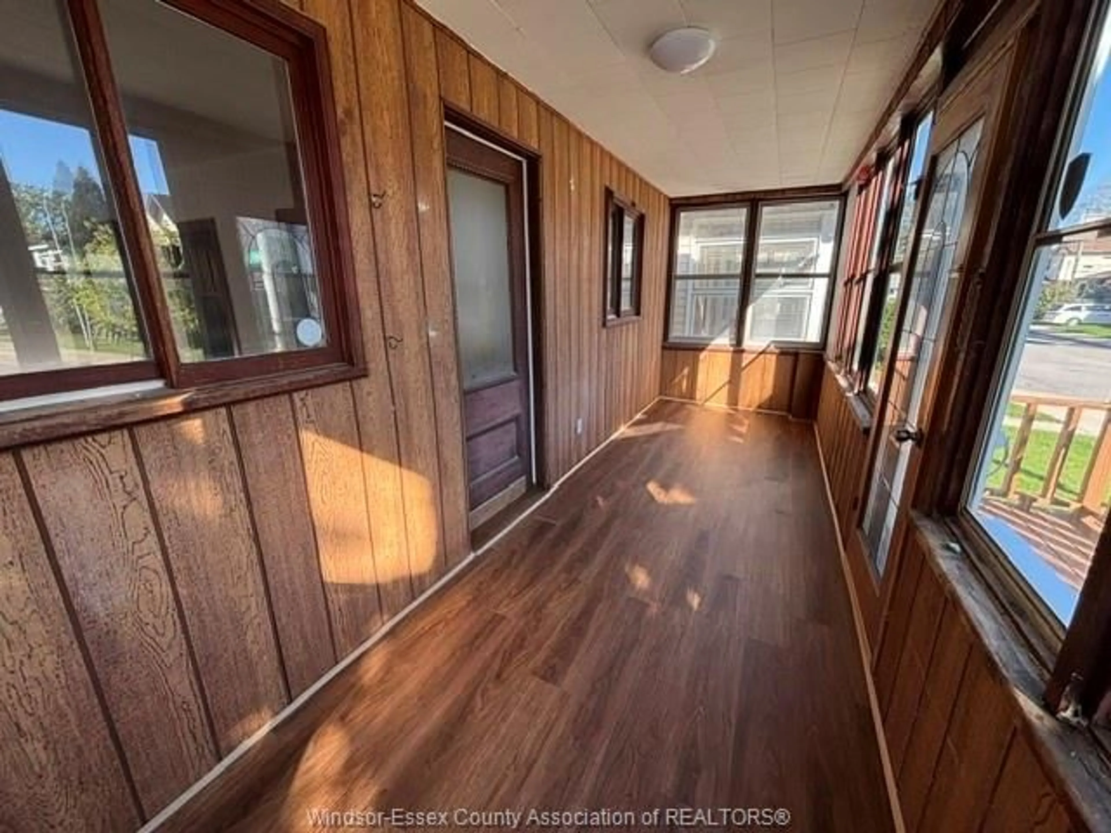 Indoor entryway for 410 CAROLINE, Windsor Ontario N9A 6A6