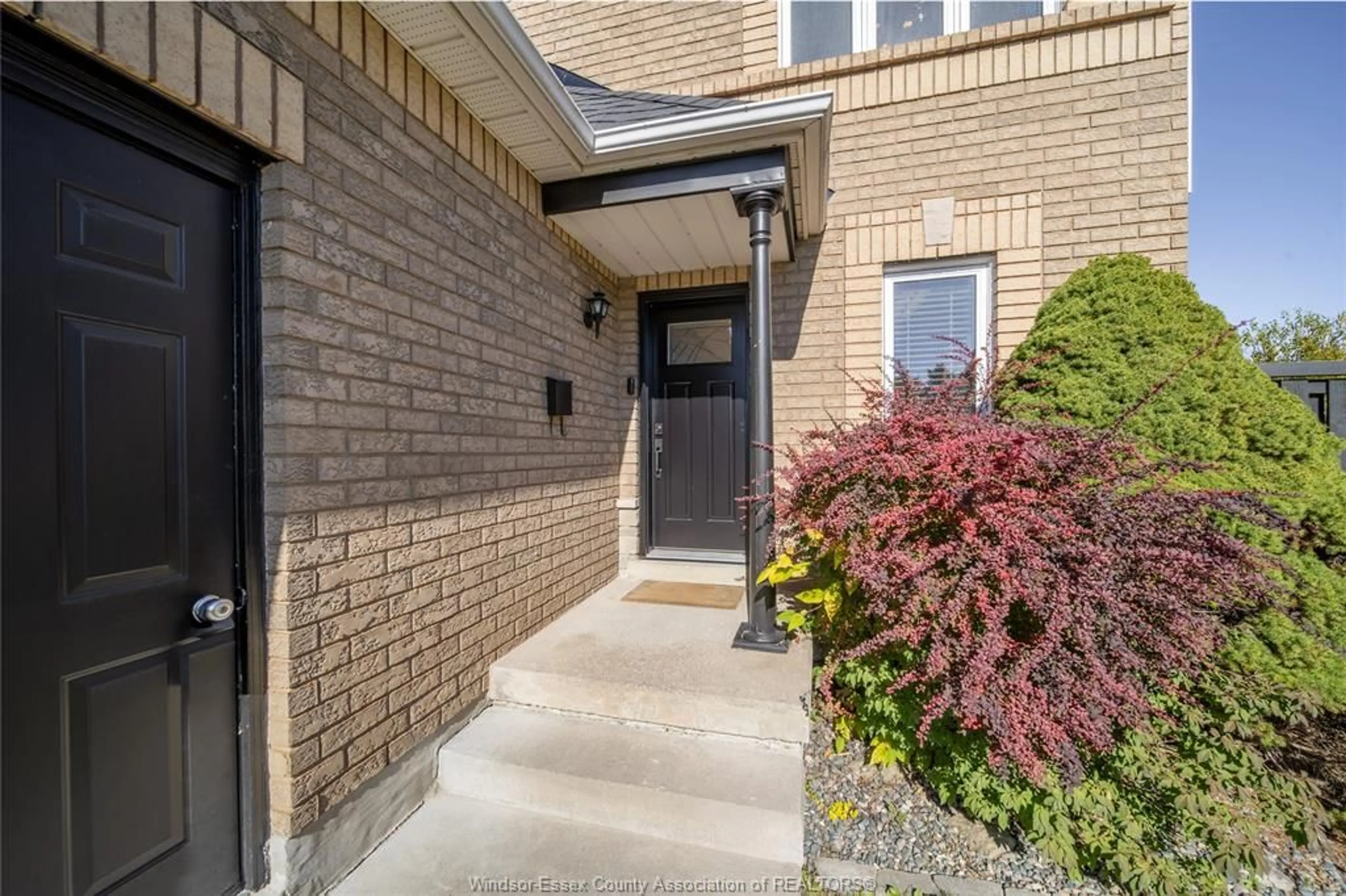 Indoor entryway for 1016 PEACH BLOSSOM CRESCENT, Windsor Ontario N9G 2R5