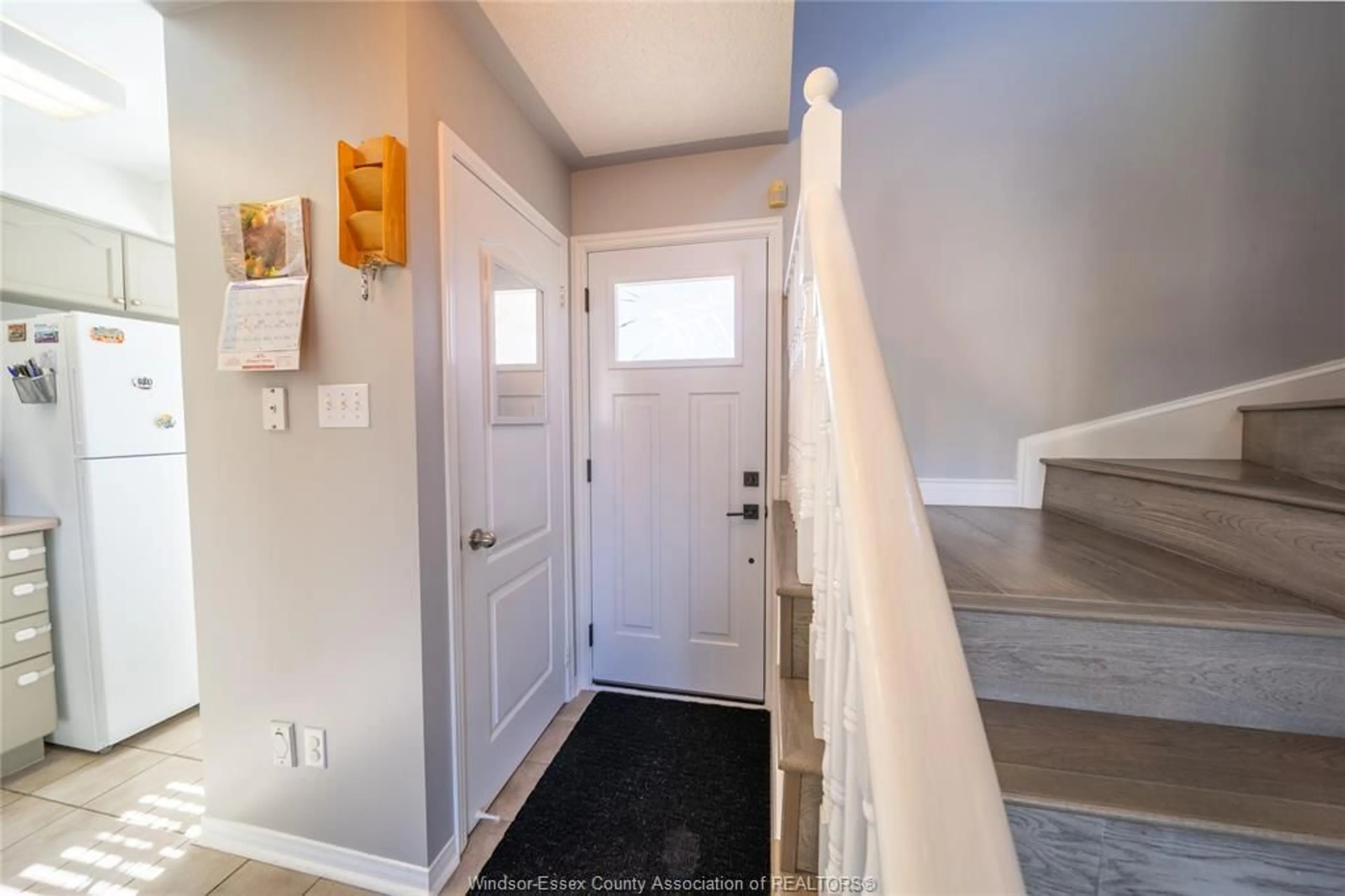 Indoor entryway for 1016 PEACH BLOSSOM CRESCENT, Windsor Ontario N9G 2R5