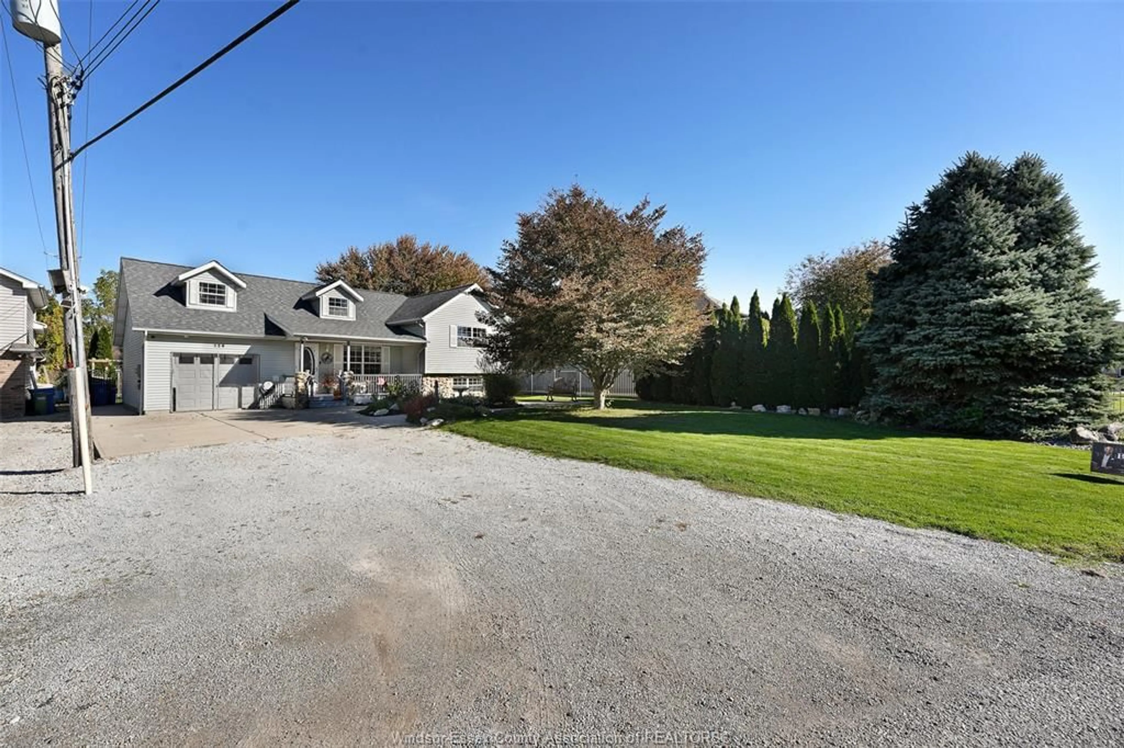 A pic from outside/outdoor area/front of a property/back of a property/a pic from drone, street for 526 CUMBERLAND Way, Harrow Ontario N0R 1G0