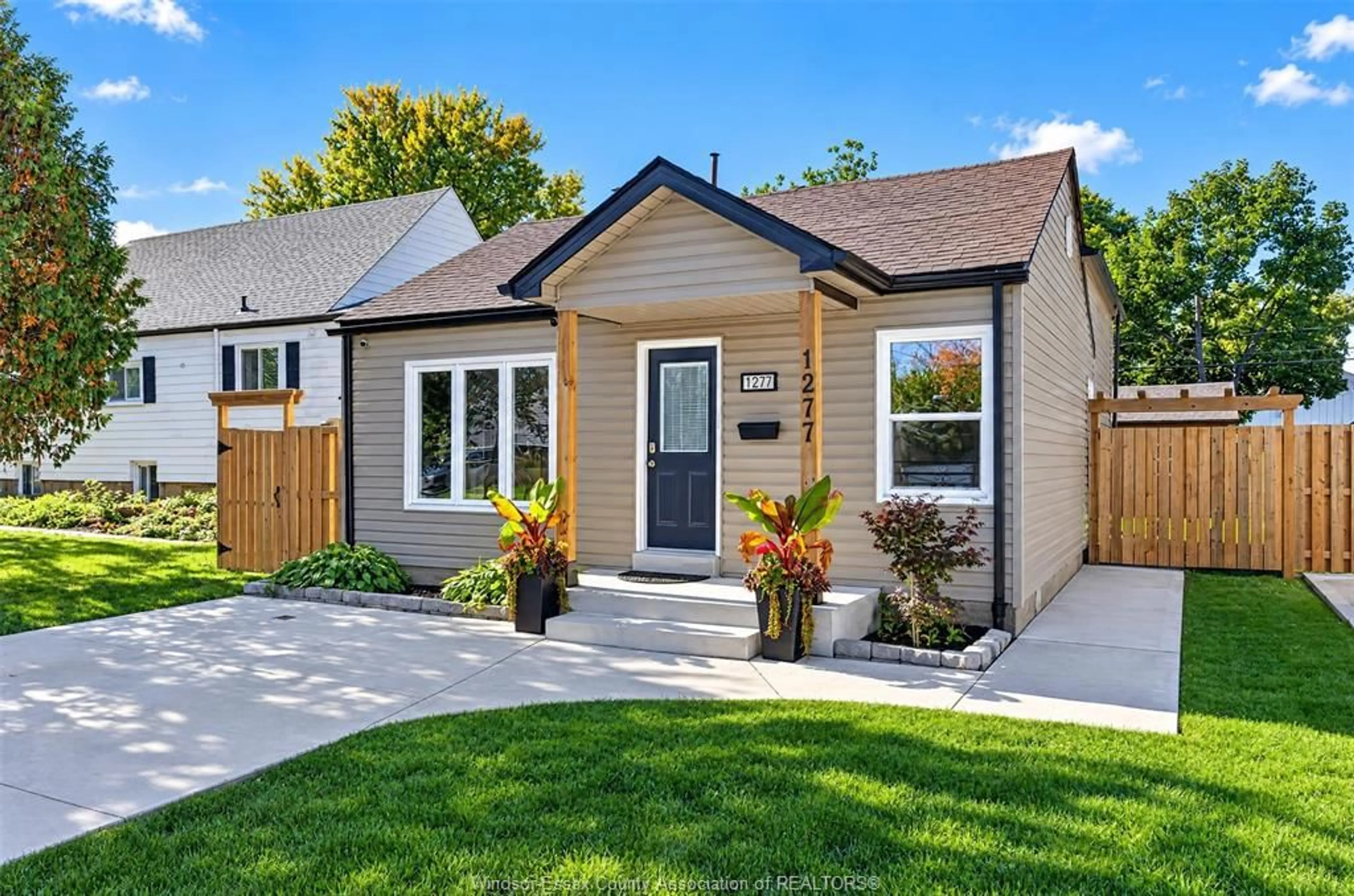 Home with vinyl exterior material, street for 1277 Felix, Windsor Ontario N9C 3L6