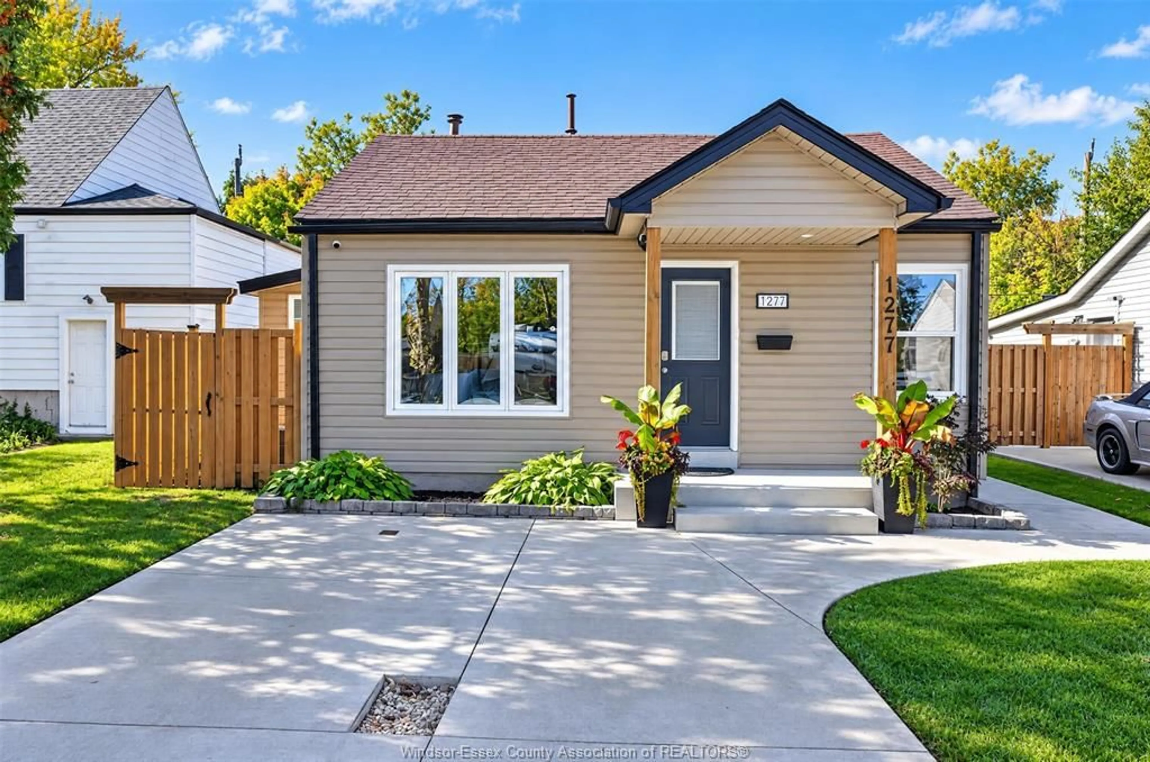 Home with vinyl exterior material, street for 1277 Felix, Windsor Ontario N9C 3L6