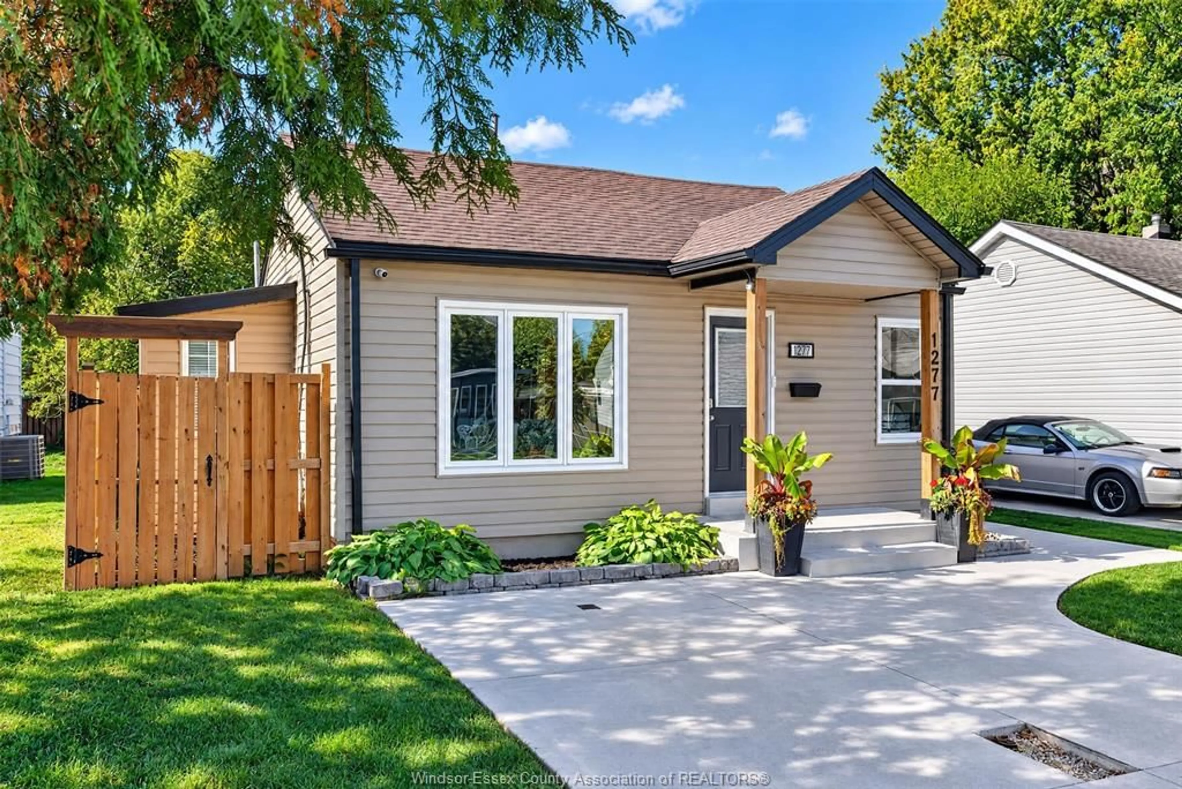 Home with vinyl exterior material, street for 1277 Felix, Windsor Ontario N9C 3L6