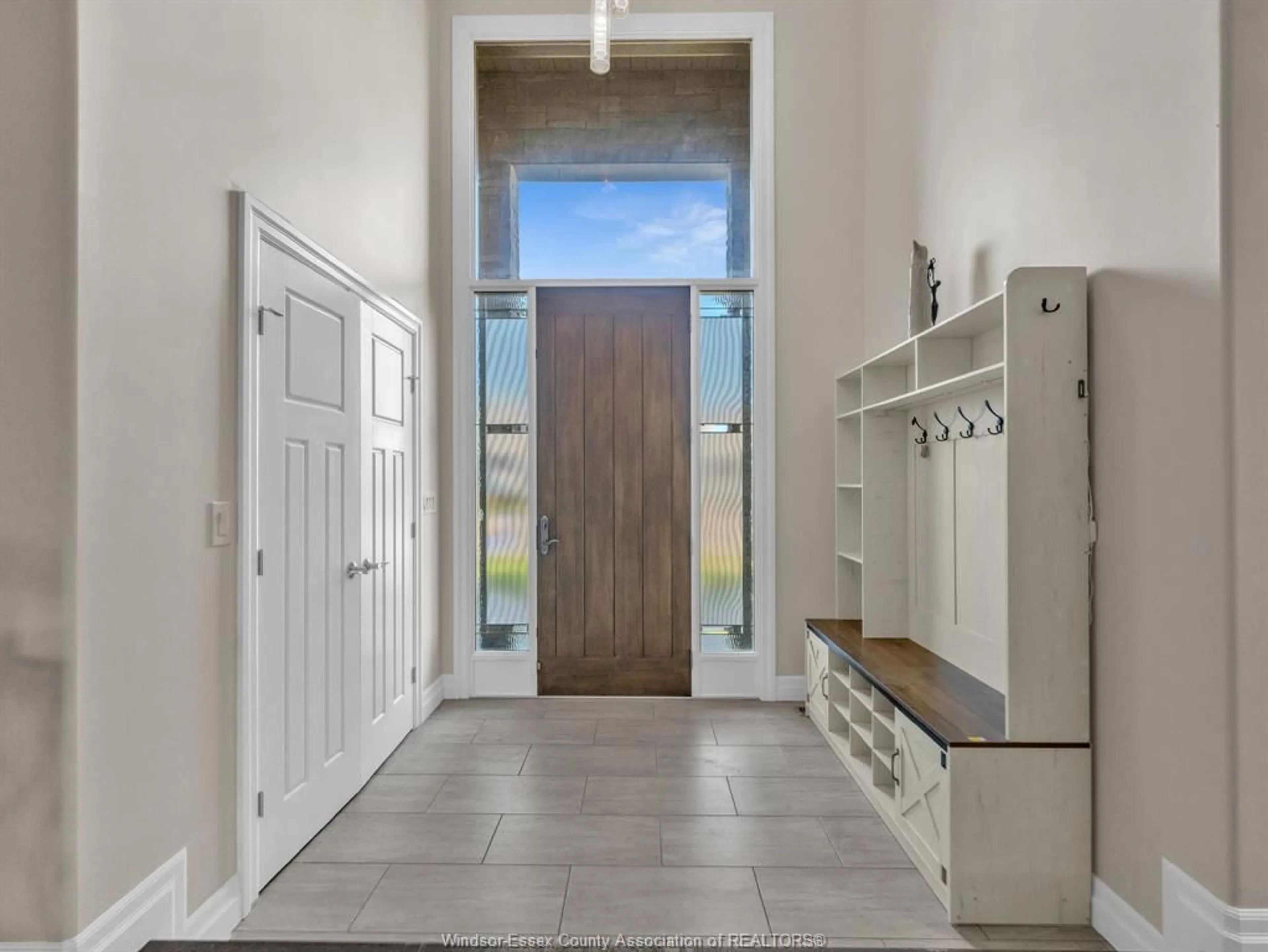 Indoor entryway for 211 ROBSON Rd, Leamington Ontario N8H 5R2