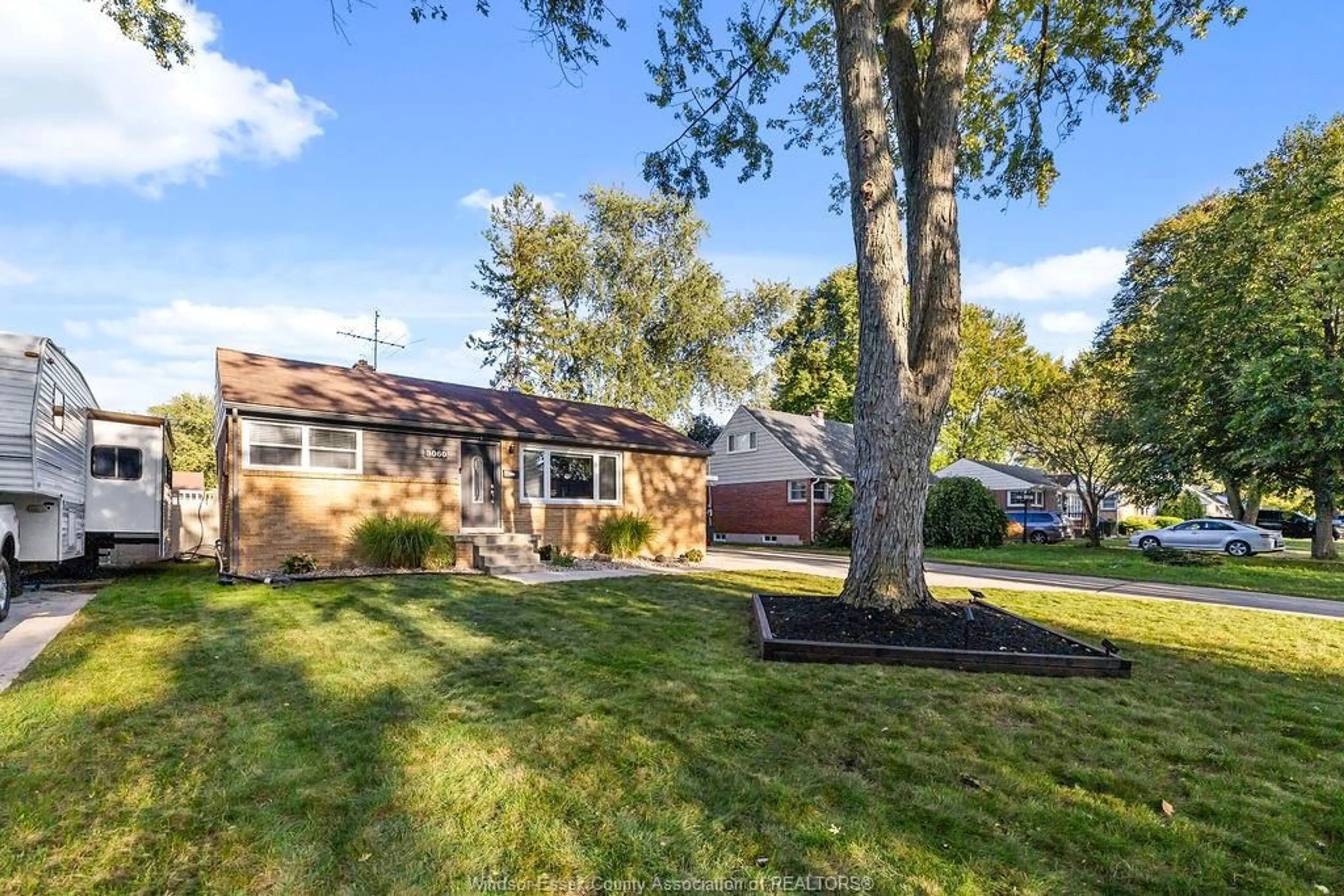 A pic from outside/outdoor area/front of a property/back of a property/a pic from drone, unknown for 3060 DANDURAND Ave, Windsor Ontario N9E 2E6