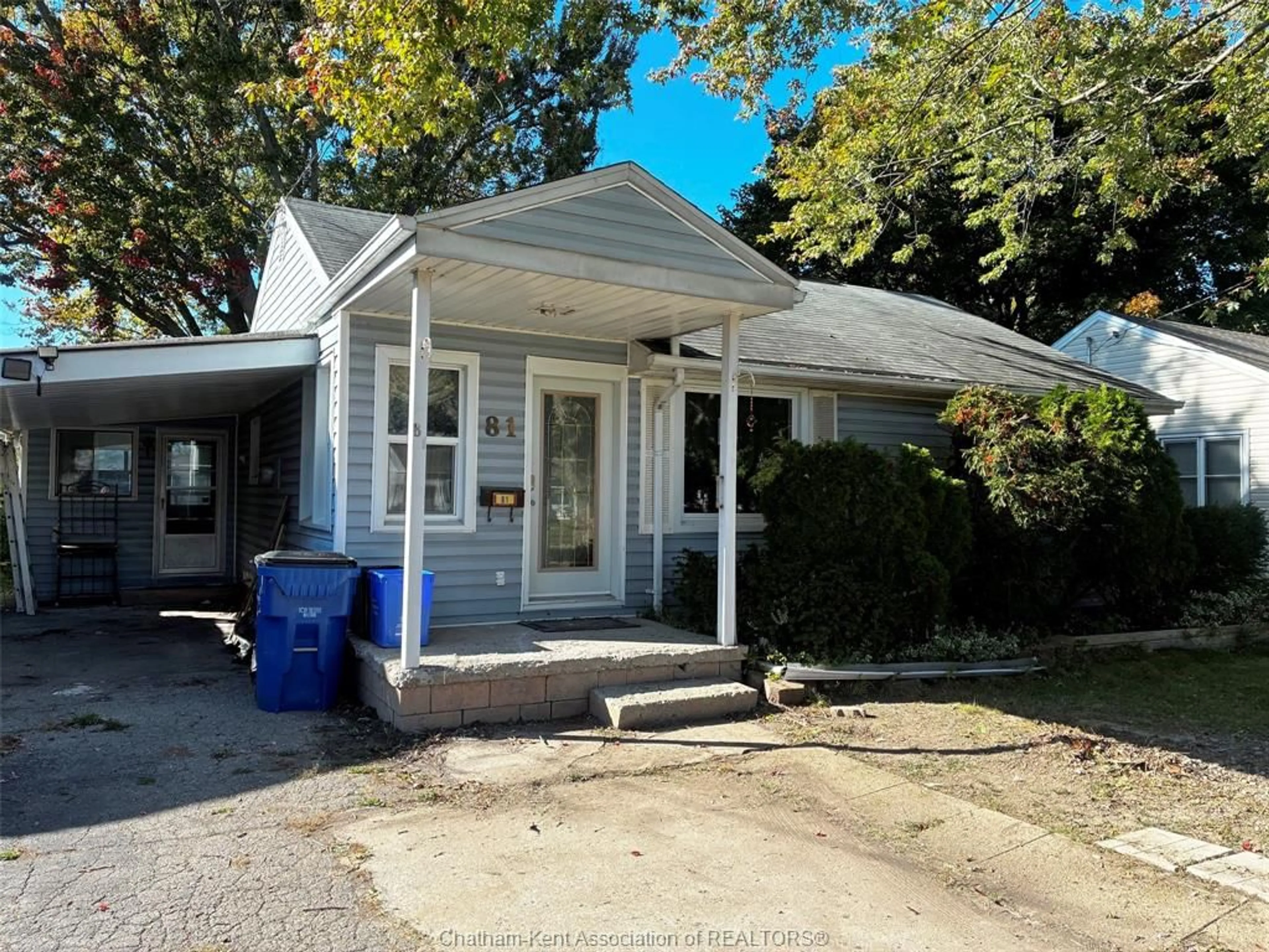 Home with vinyl exterior material, street for 81 Dundas St, Wallaceburg Ontario N8A 2J3