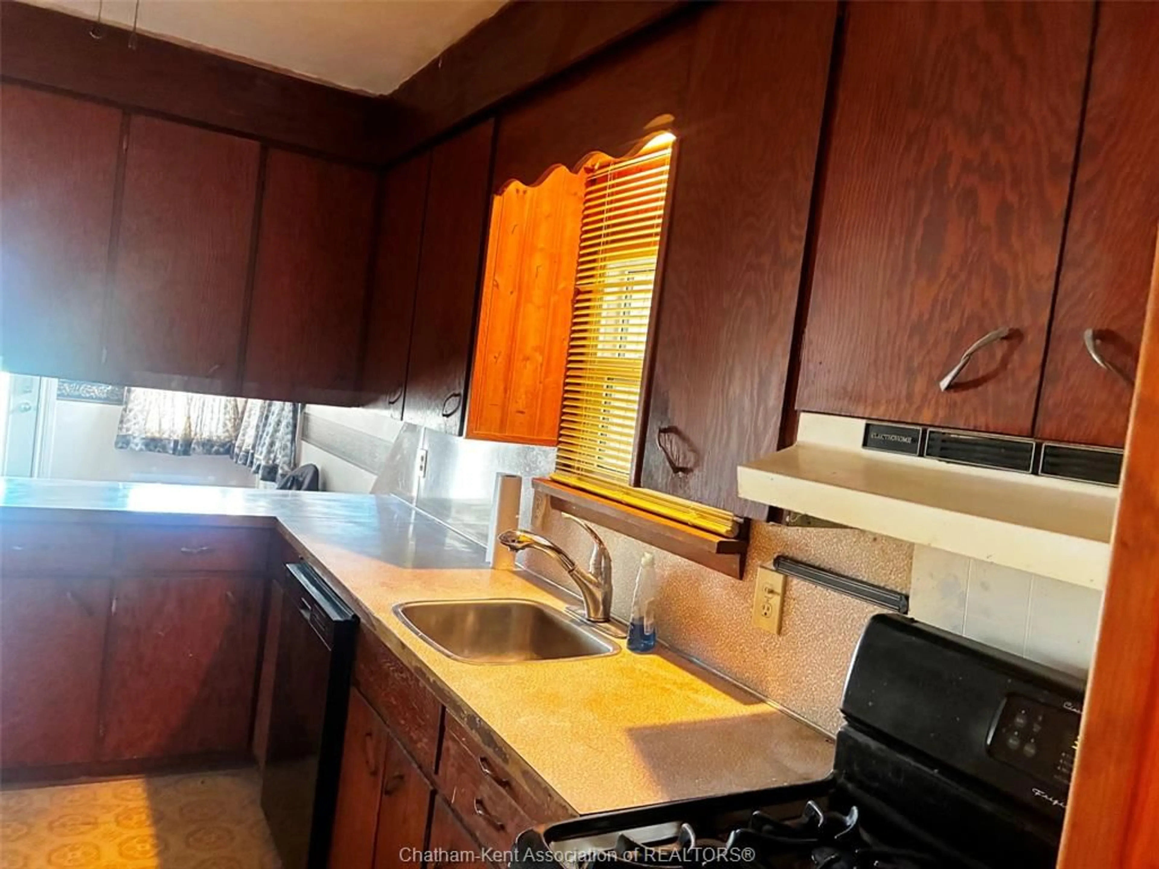 Standard kitchen, unknown for 81 Dundas St, Wallaceburg Ontario N8A 2J3