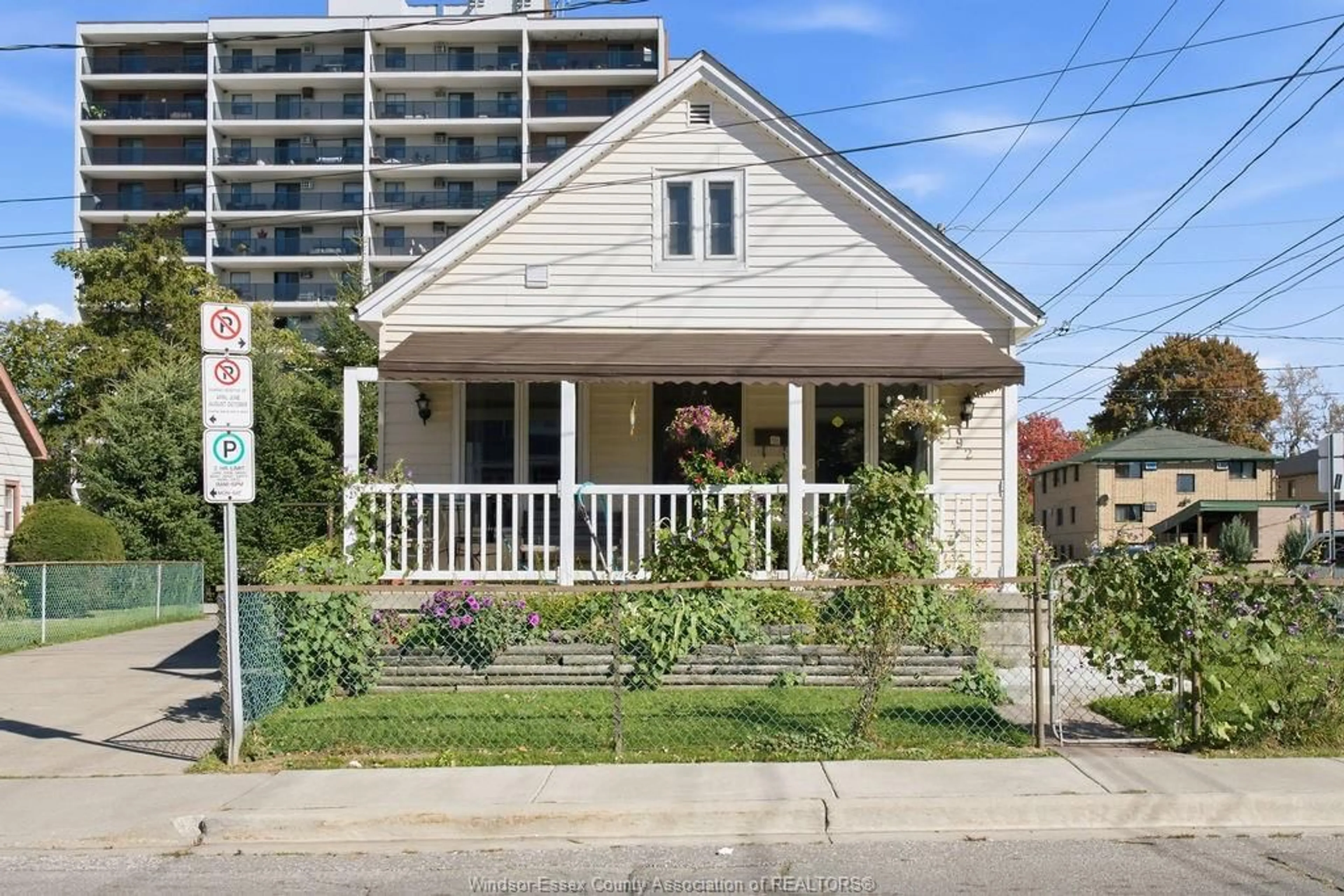 Patio, street for 924 CHATHAM ST E, Windsor Ontario N9A 2B4