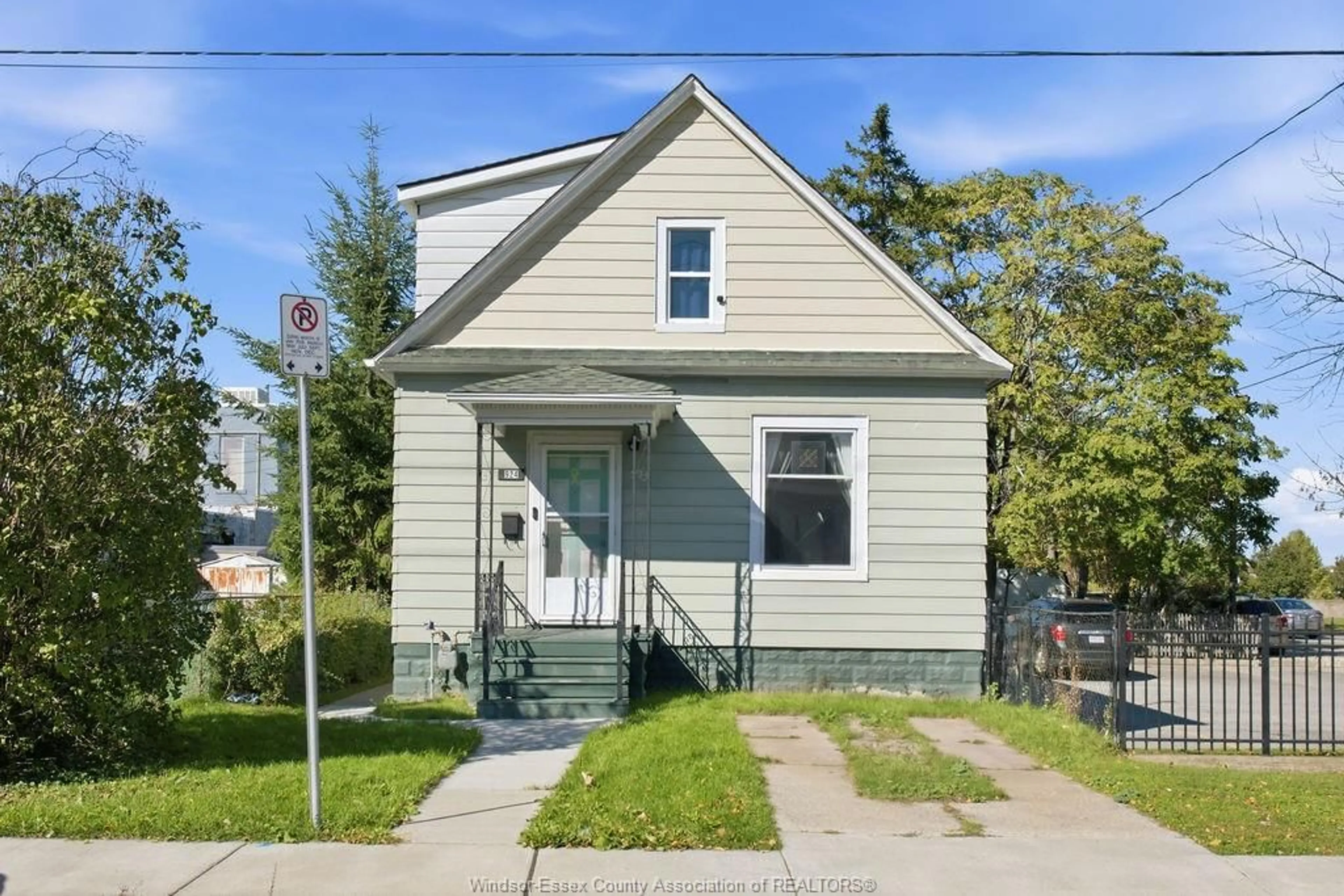 Home with vinyl exterior material, street for 192 PARENT AVE, Windsor Ontario N9A 2B4