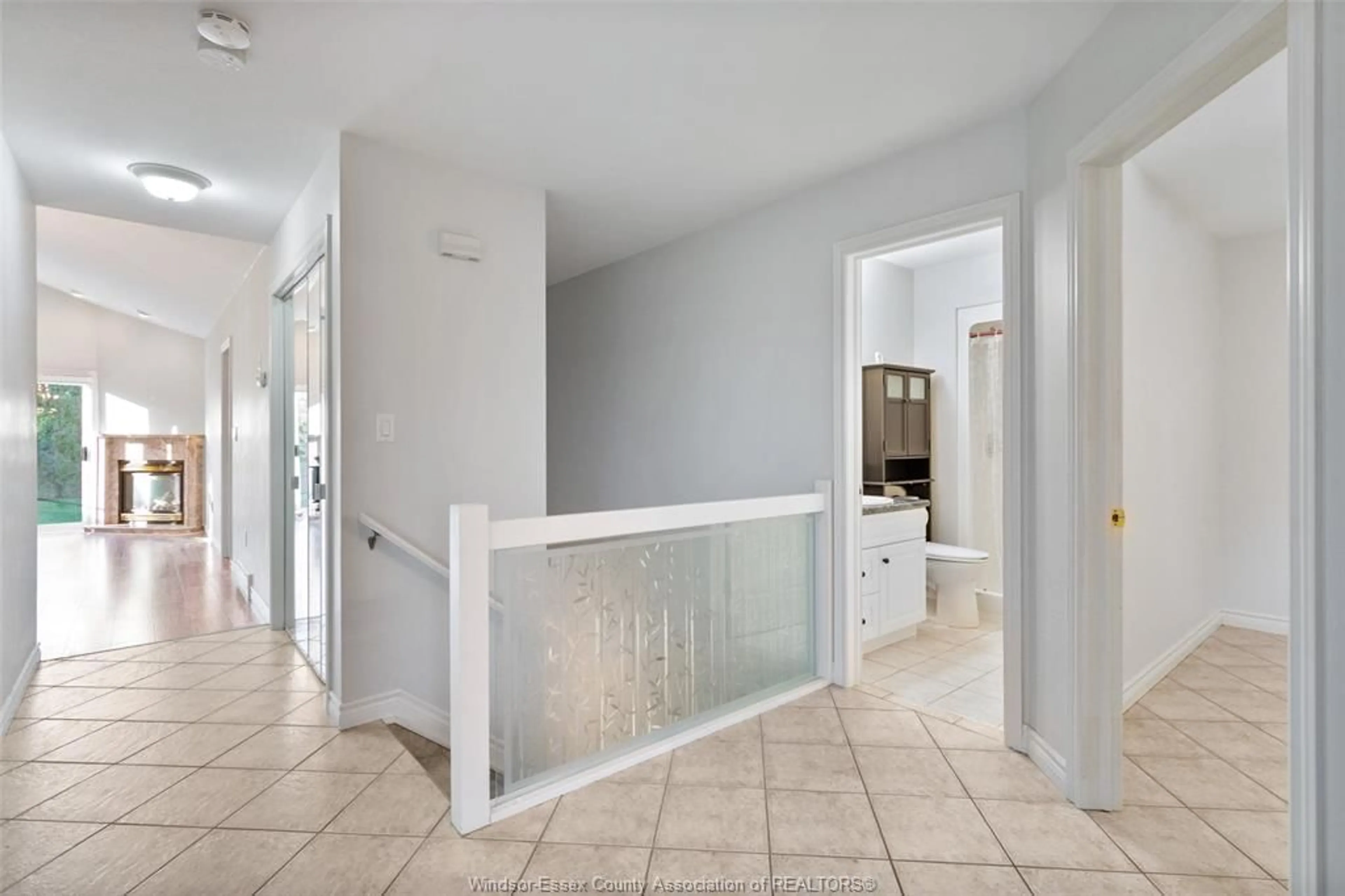 Indoor entryway for 1487 IMPERIAL Cres, Windsor Ontario N9G 2T8