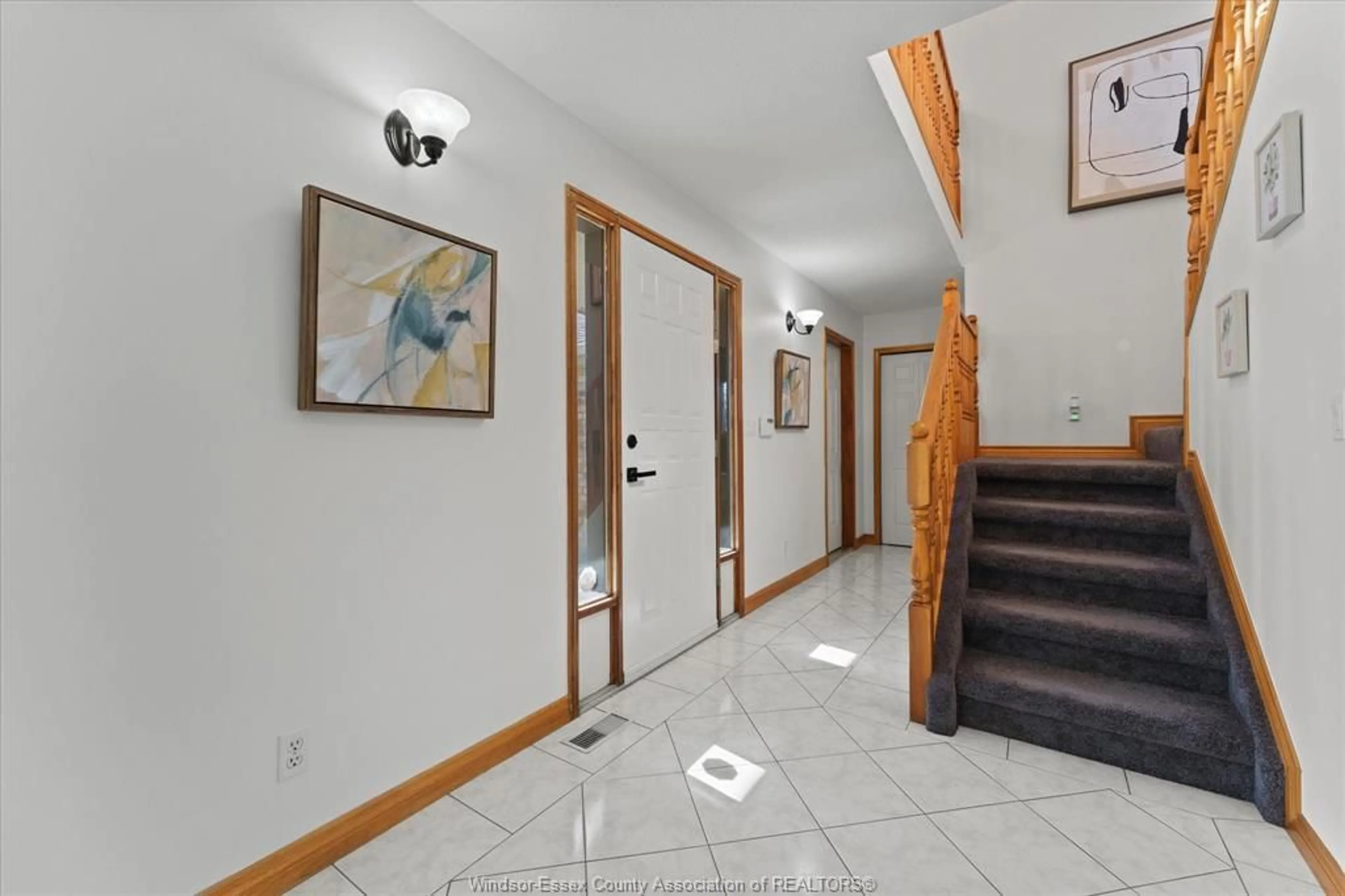 Indoor foyer for 120 HAMPTON Cres, Windsor Ontario N9E 4M5