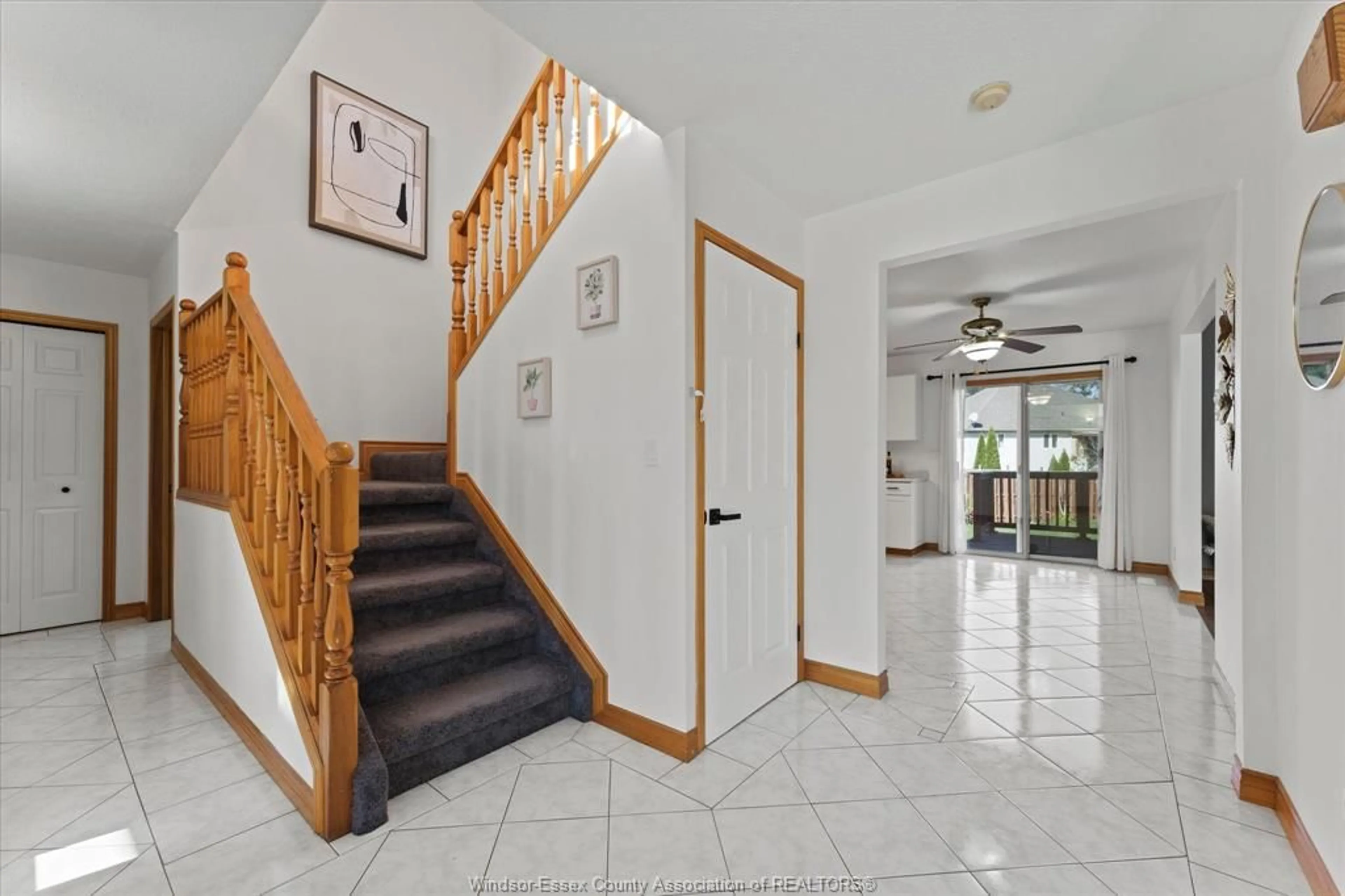 Indoor foyer for 120 HAMPTON Cres, Windsor Ontario N9E 4M5