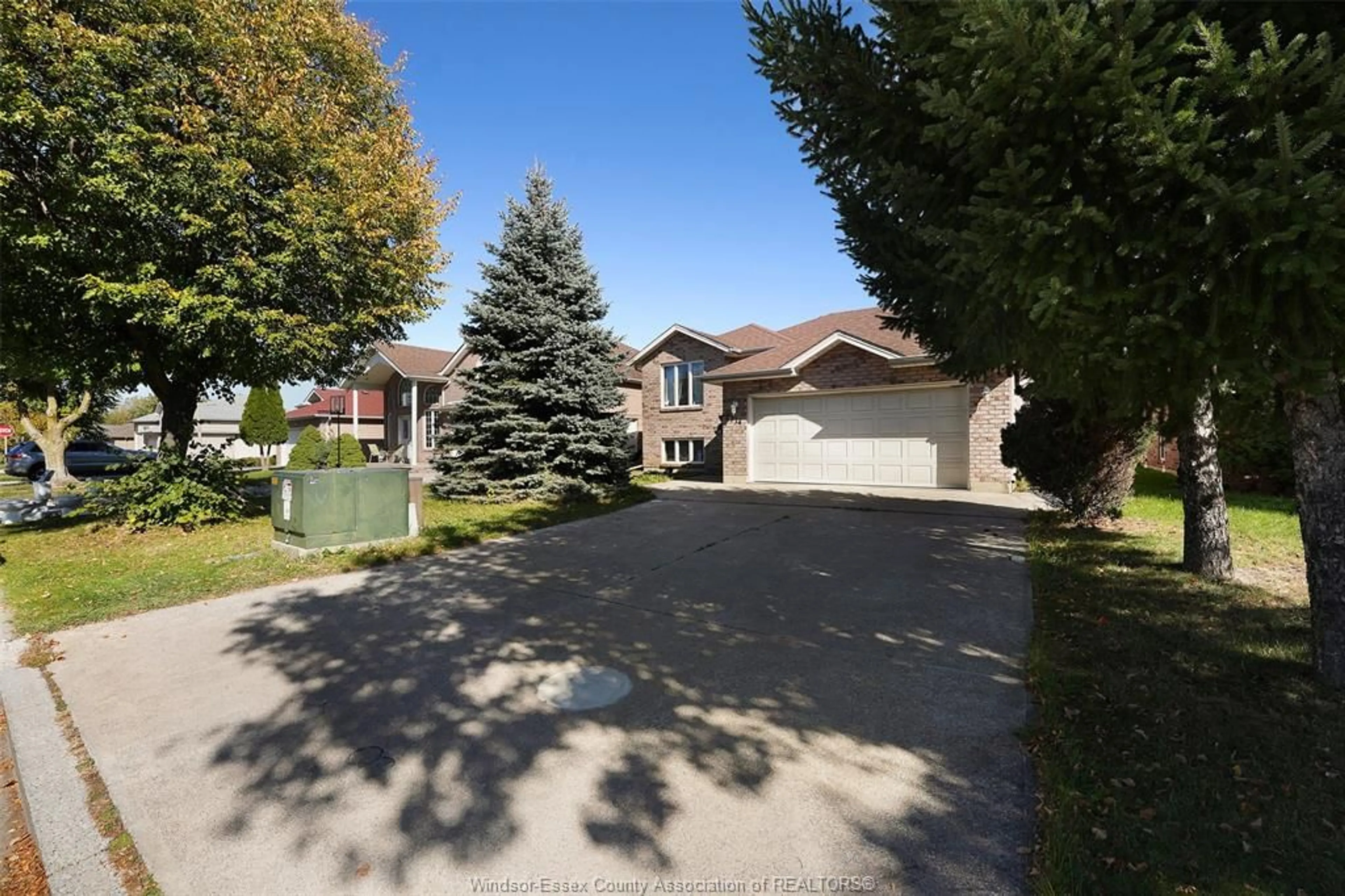 A pic from outside/outdoor area/front of a property/back of a property/a pic from drone, street for 2314 ST CLAIR Ave, Windsor Ontario N9E 4S7