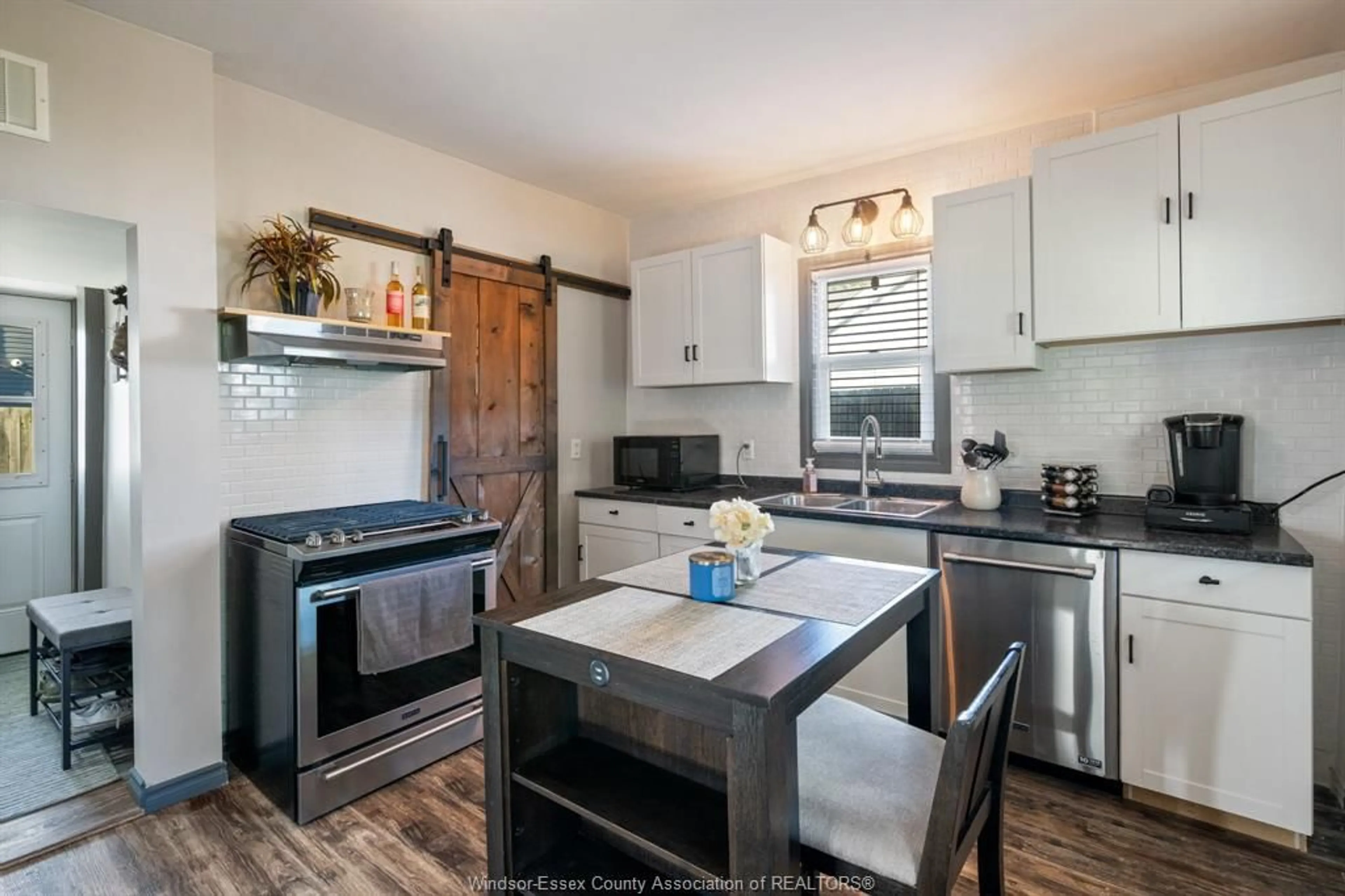 Standard kitchen, unknown for 76 JENNER, Essex Ontario N8M 1G7