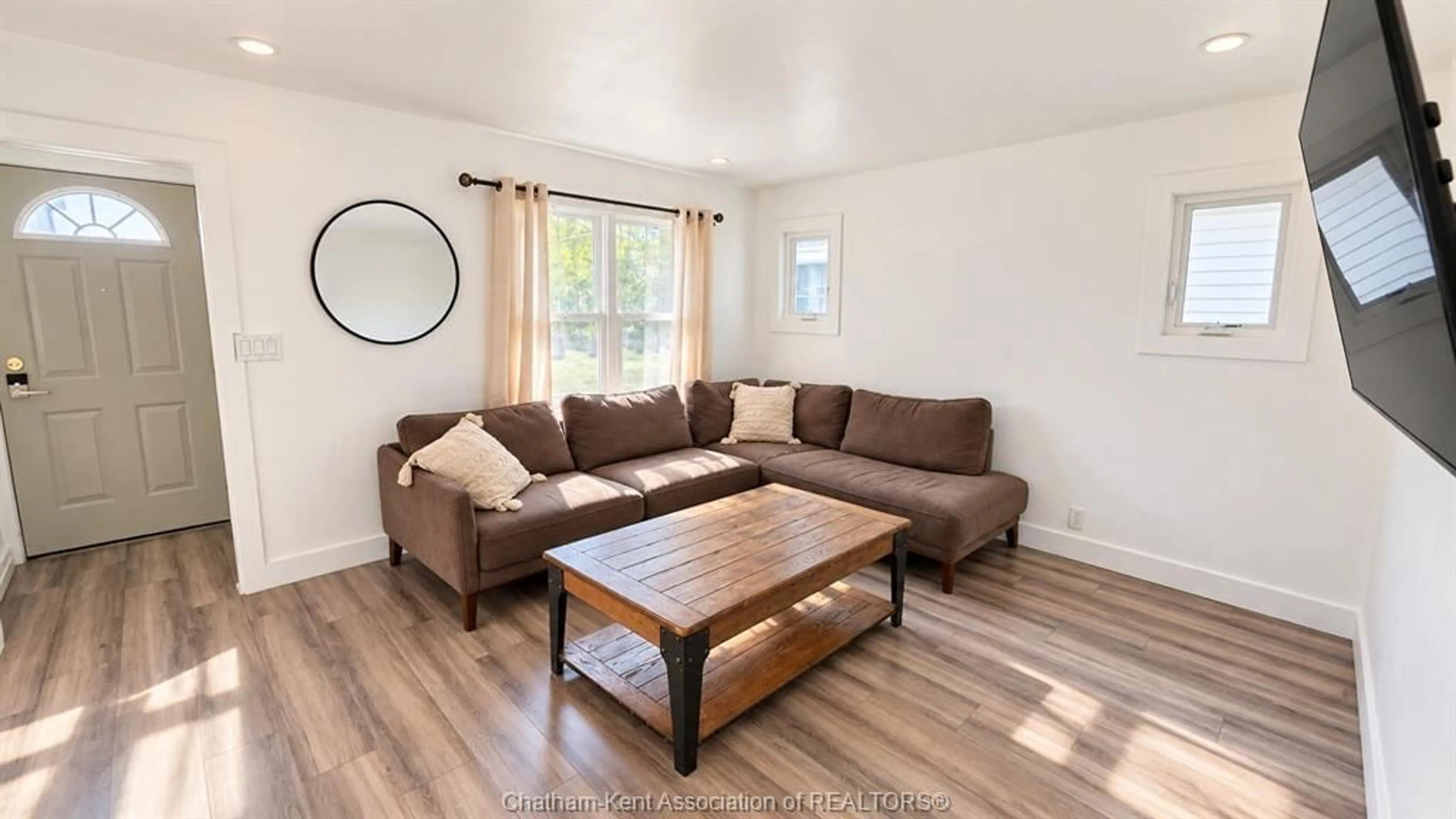 Living room with furniture, wood/laminate floor for 95 Poplar St, Chatham Ontario N7L 1K2