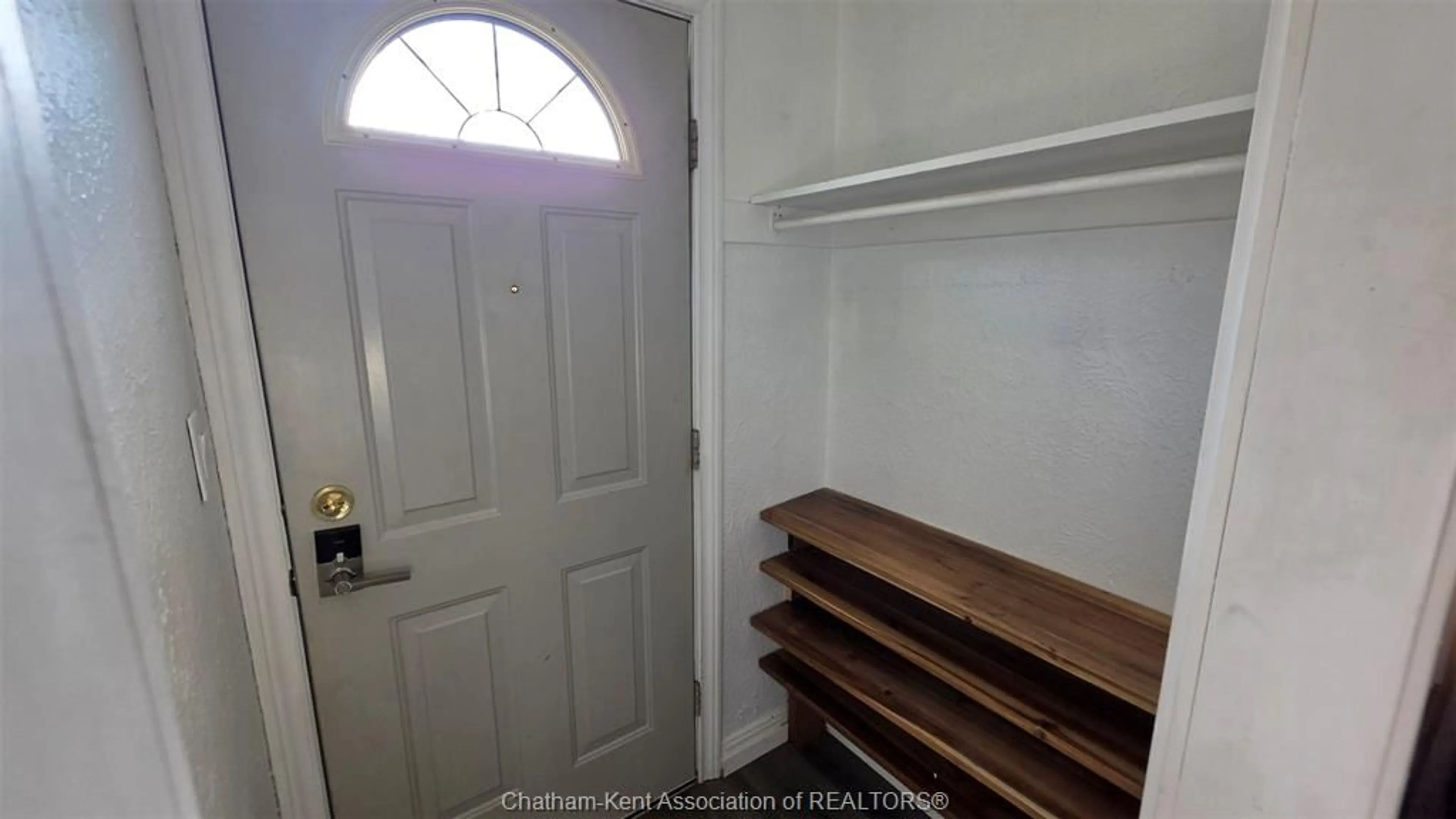 Indoor entryway for 95 Poplar St, Chatham Ontario N7L 1K2
