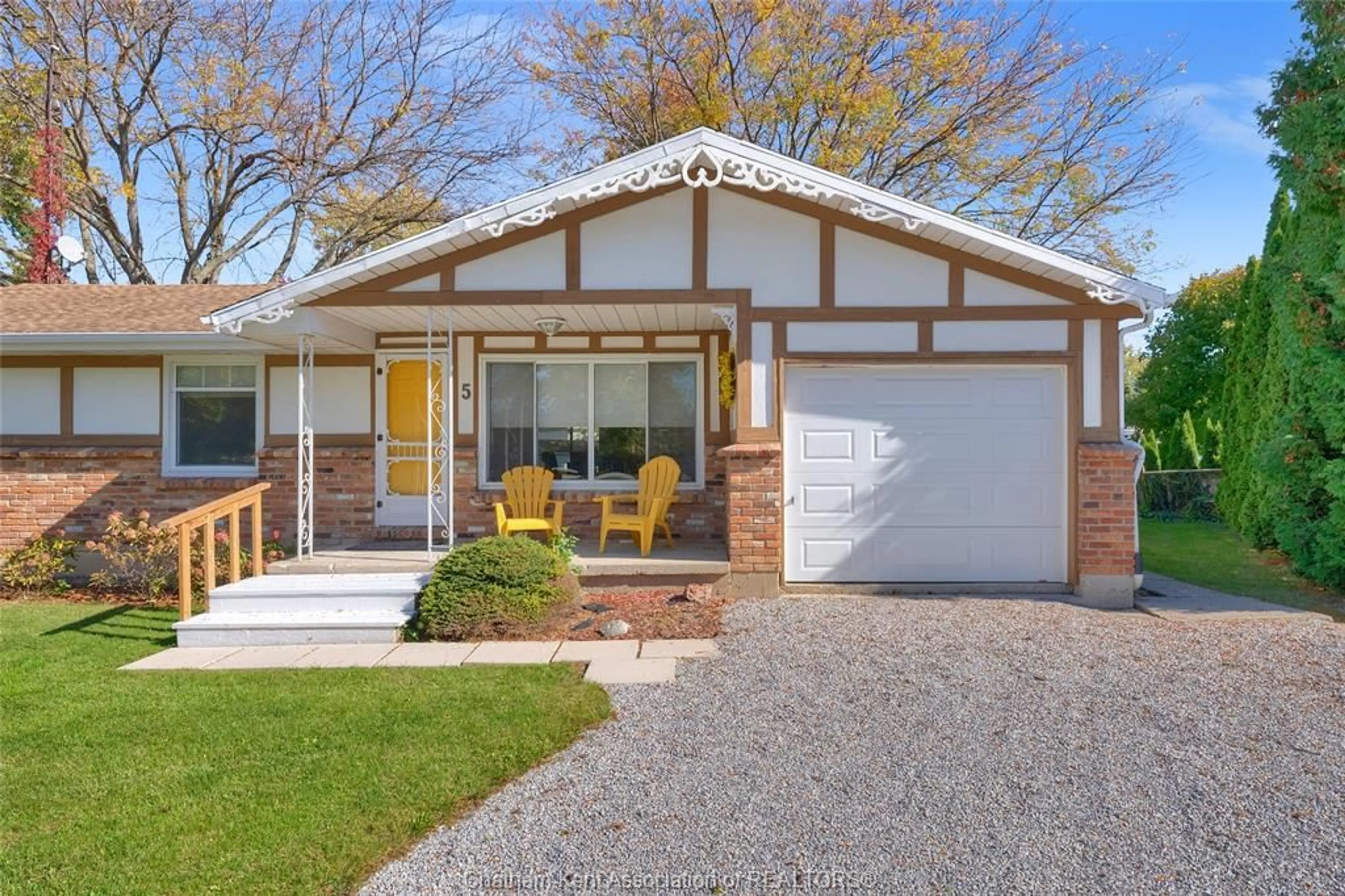 Home with brick exterior material, street for 5 ROYAL Cres, Chatham-Kent Ontario N0P 1Z0