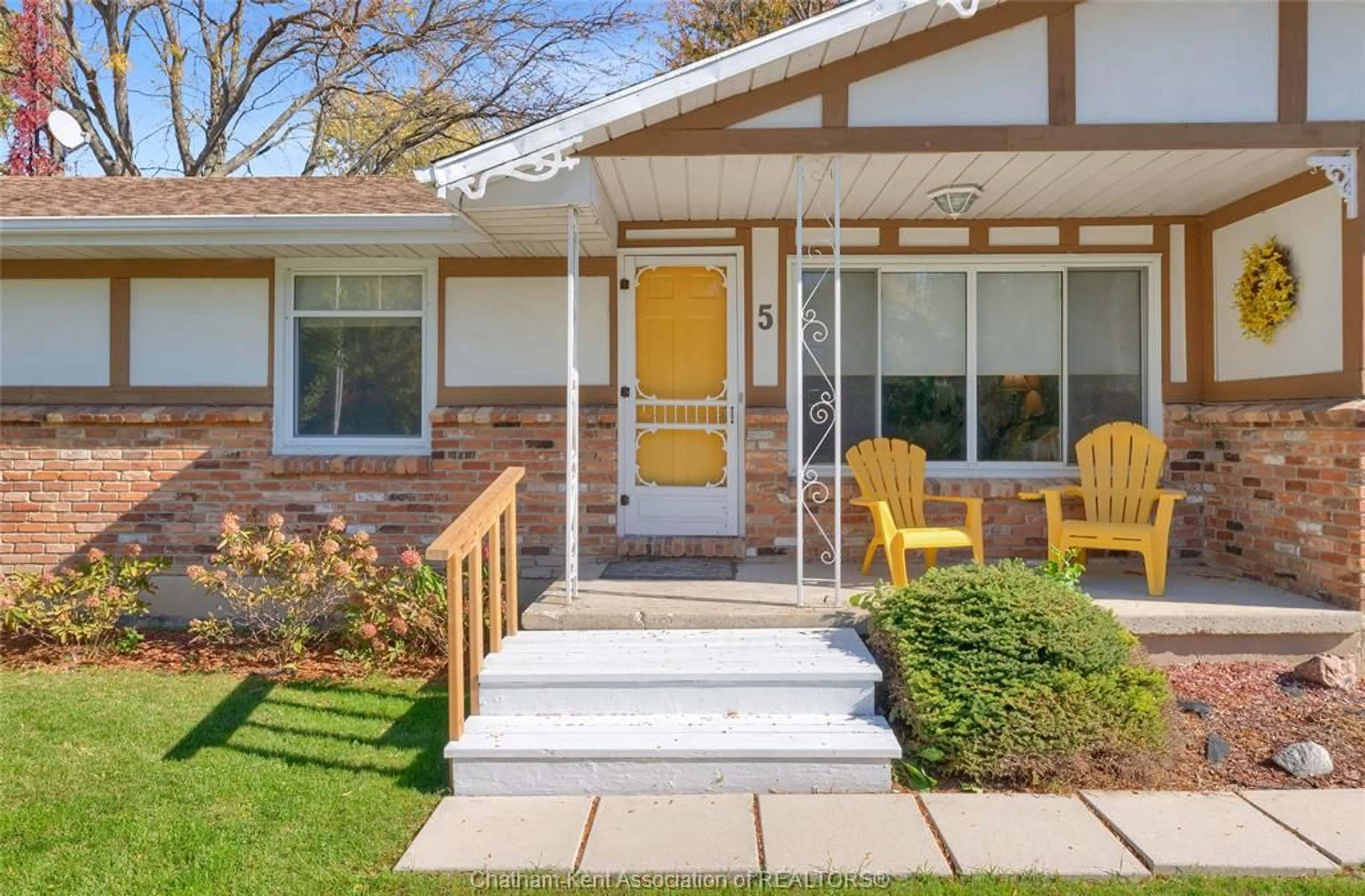 Home with vinyl exterior material, street for 5 ROYAL Cres, Chatham-Kent Ontario N0P 1Z0