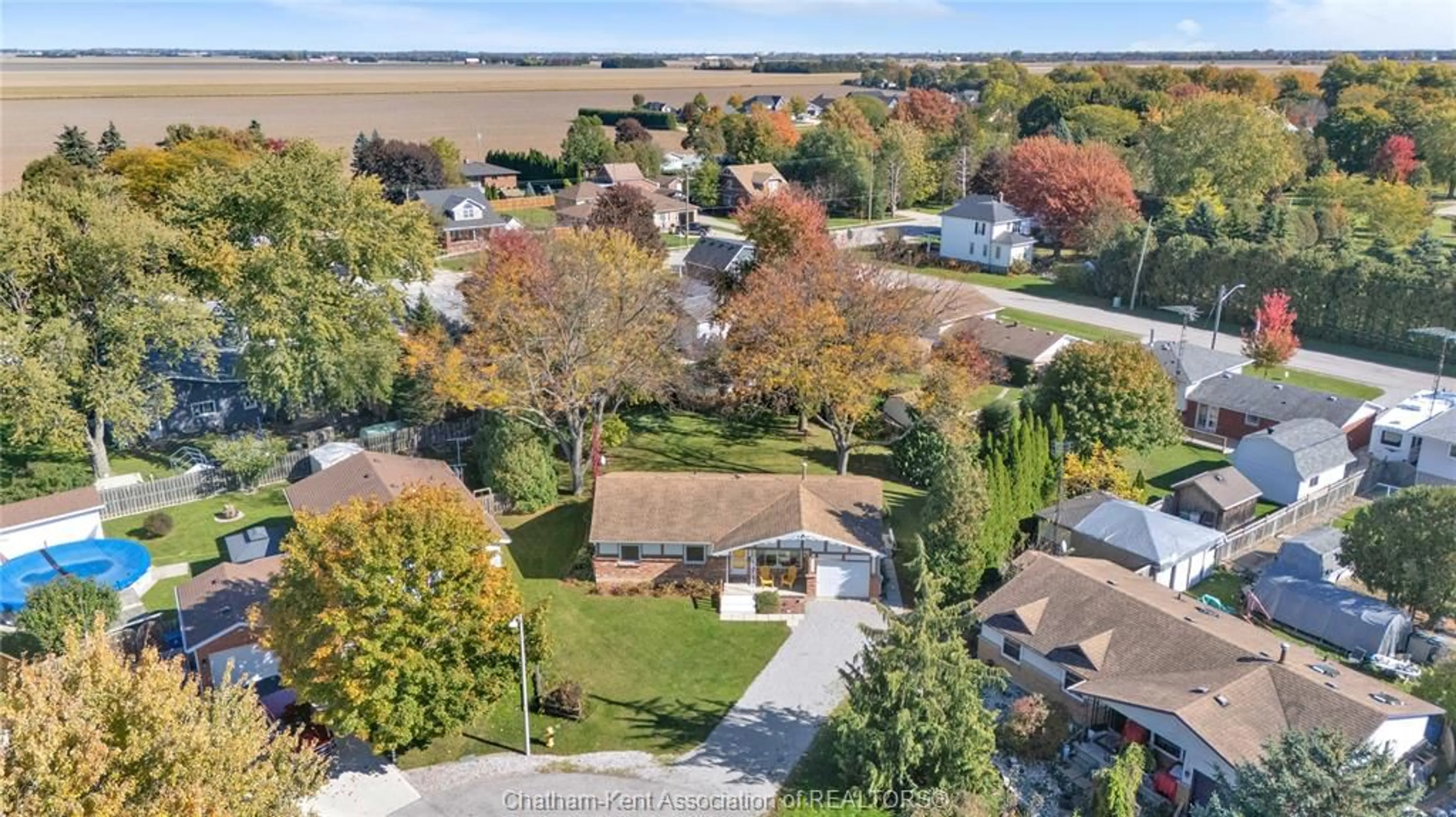 A pic from outside/outdoor area/front of a property/back of a property/a pic from drone, street for 5 ROYAL Cres, Chatham-Kent Ontario N0P 1Z0