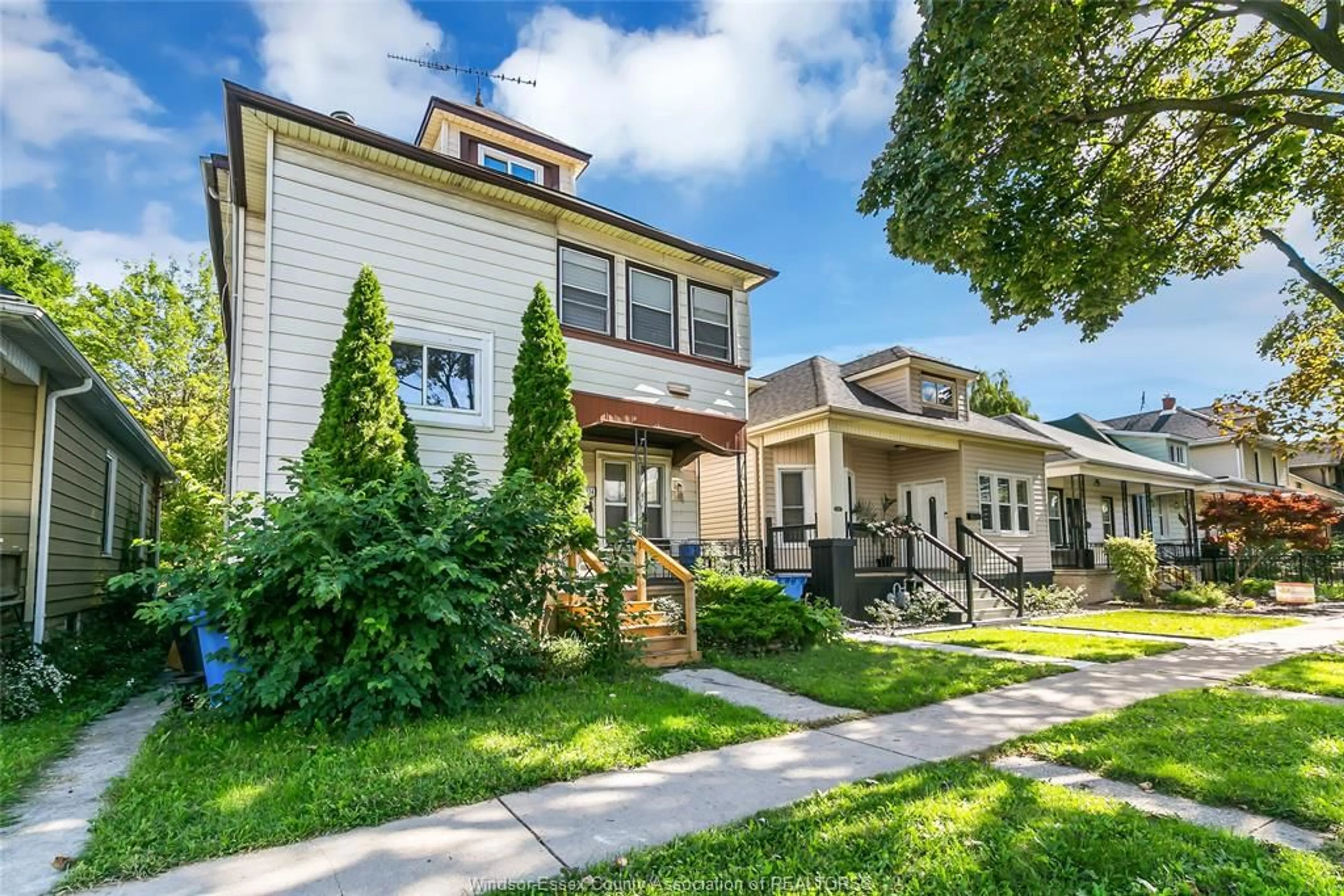 Home with vinyl exterior material, street for 1022-1024 LINCOLN Rd, Windsor Ontario N8Y 2H4