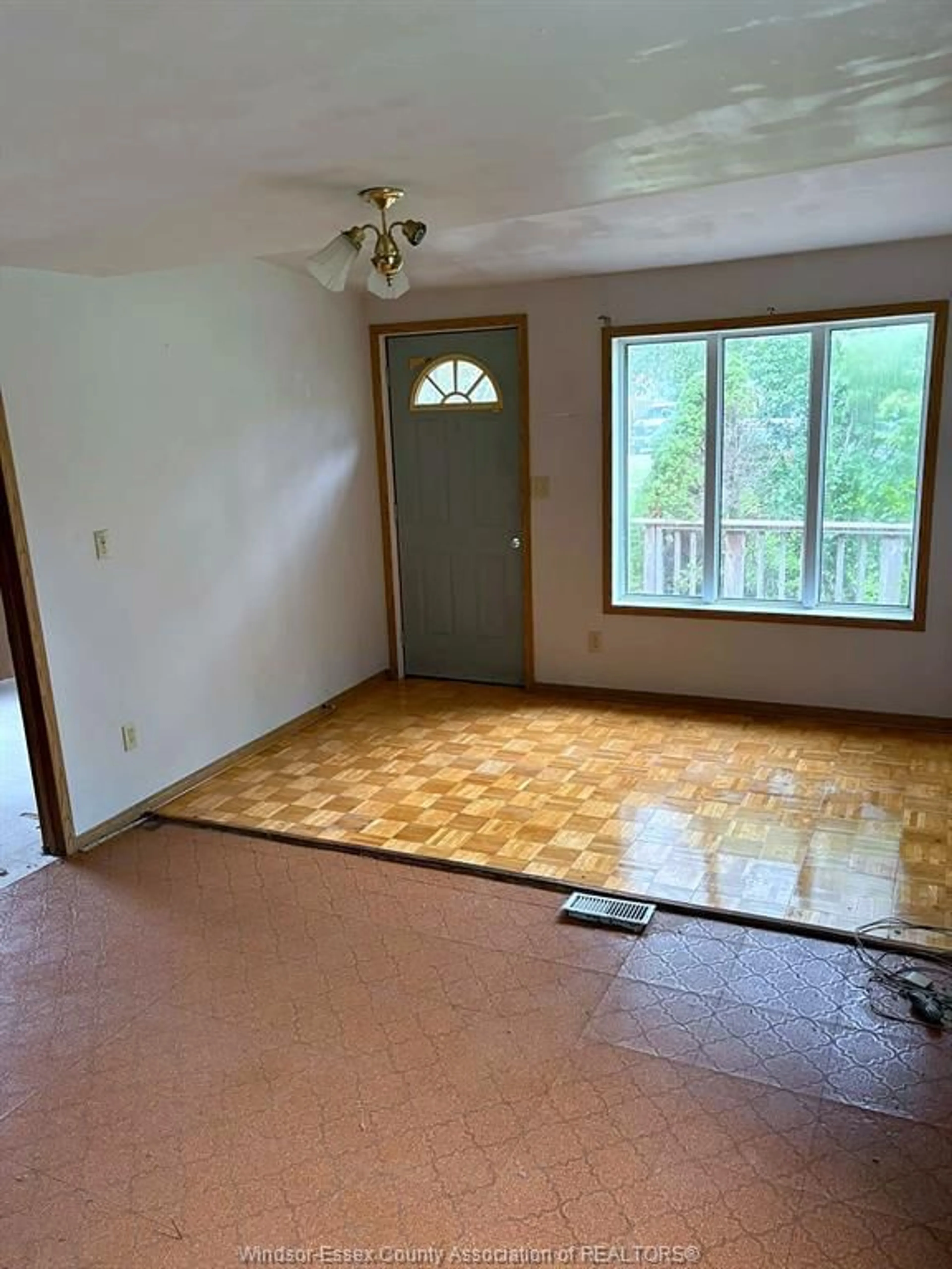 A pic of a room for 440 HALE St, Lakeshore Ontario N0R 1N0