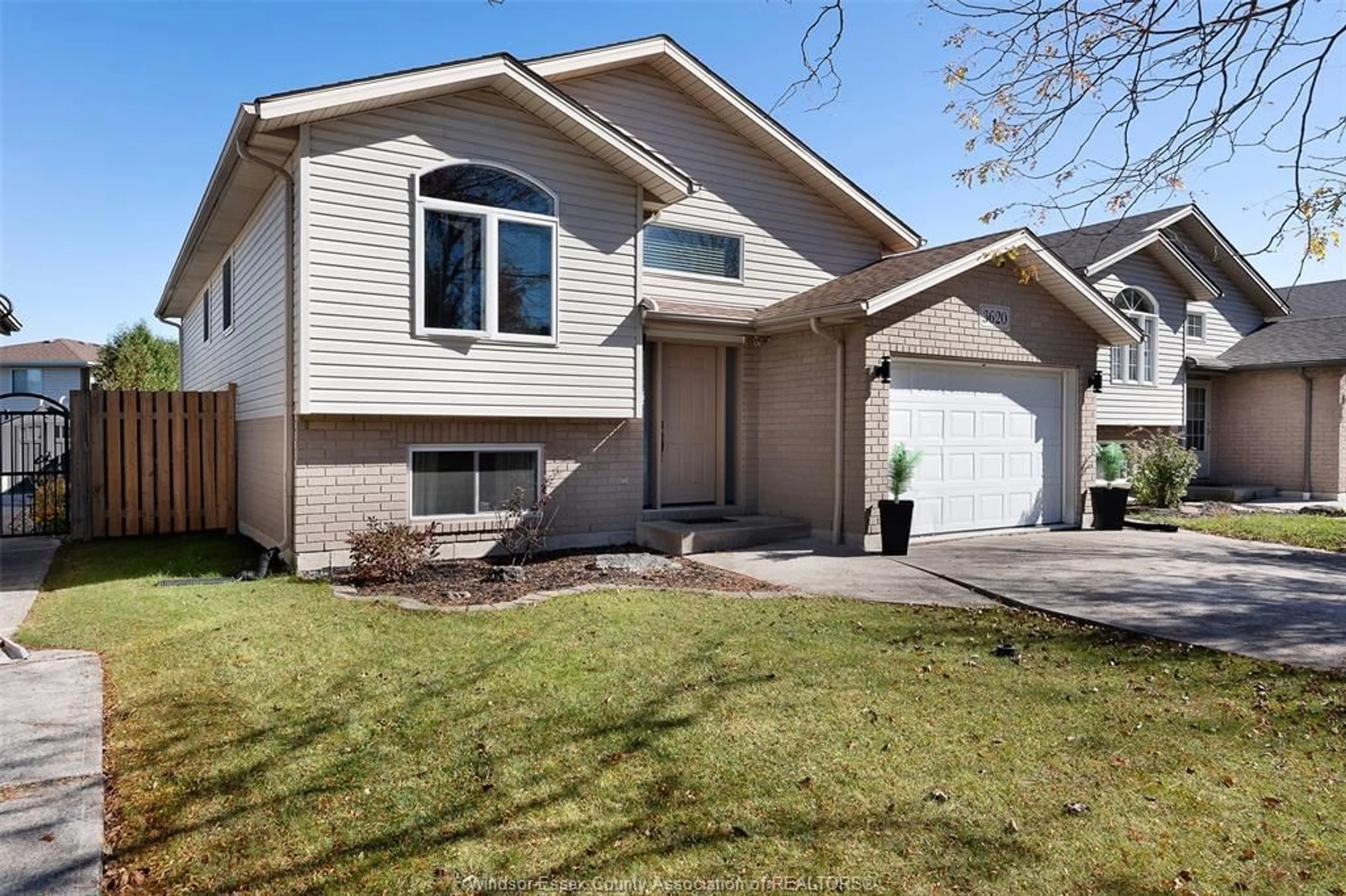 Home with vinyl exterior material, street for 3620 SHINGLECREEK Crt, Windsor Ontario N8W 5T7