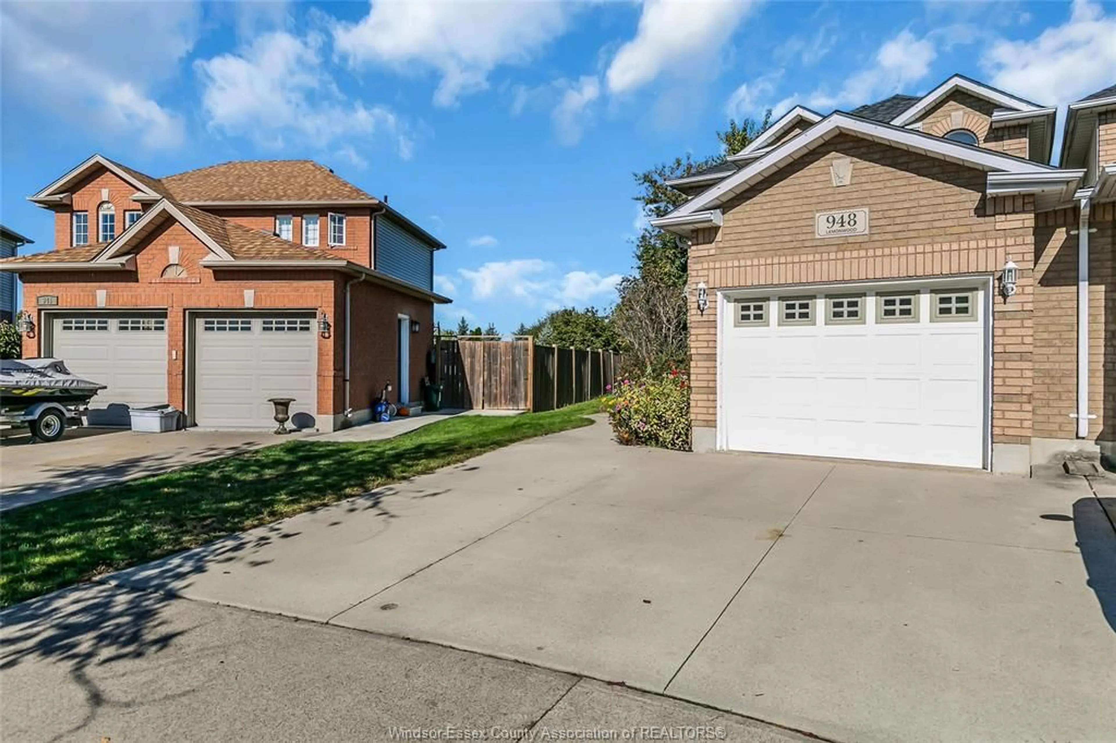 A pic from outside/outdoor area/front of a property/back of a property/a pic from drone, street for 948 LEMONWOOD, Windsor Ontario N9G 2R6