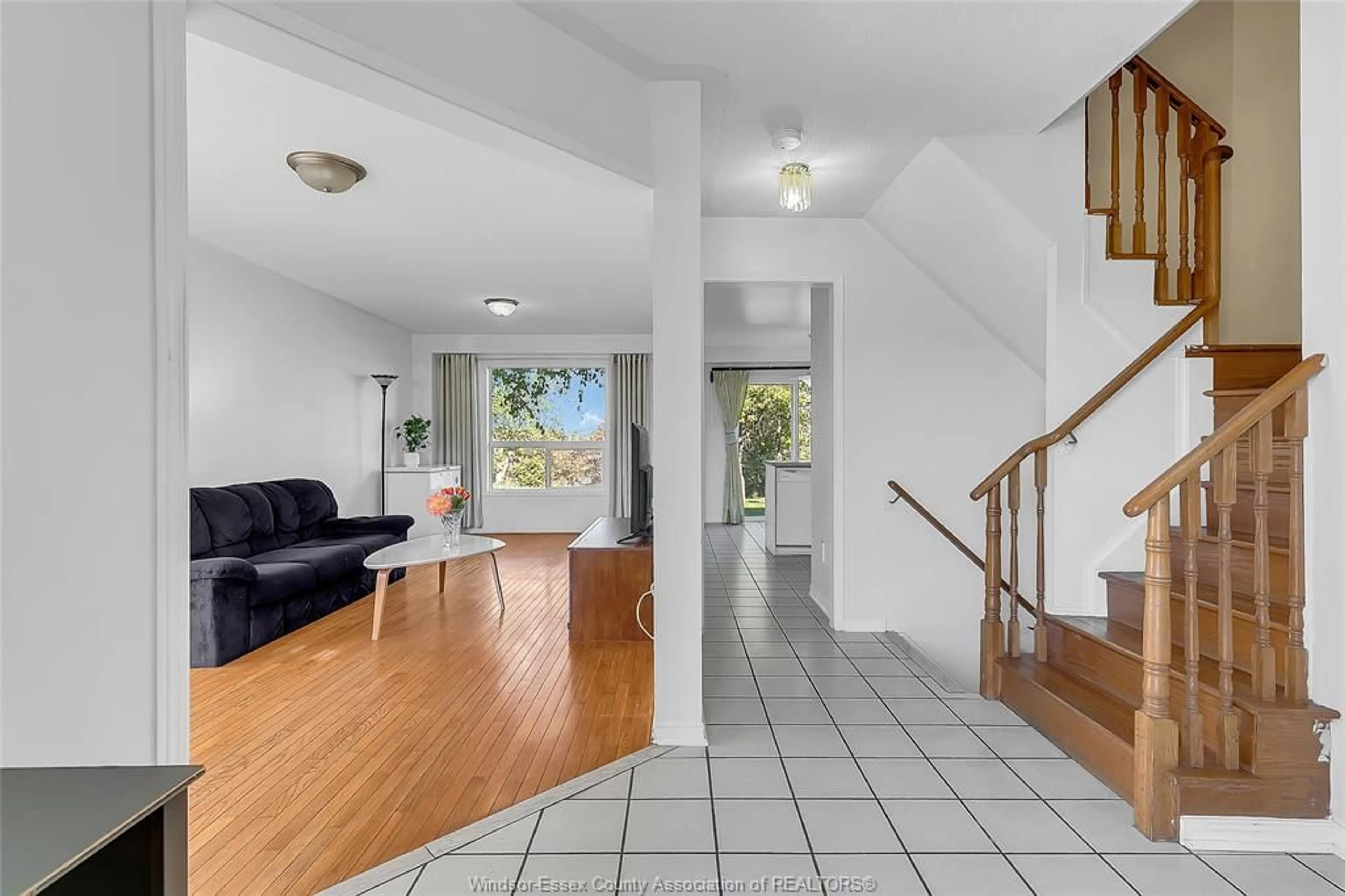 Indoor foyer for 948 LEMONWOOD, Windsor Ontario N9G 2R6