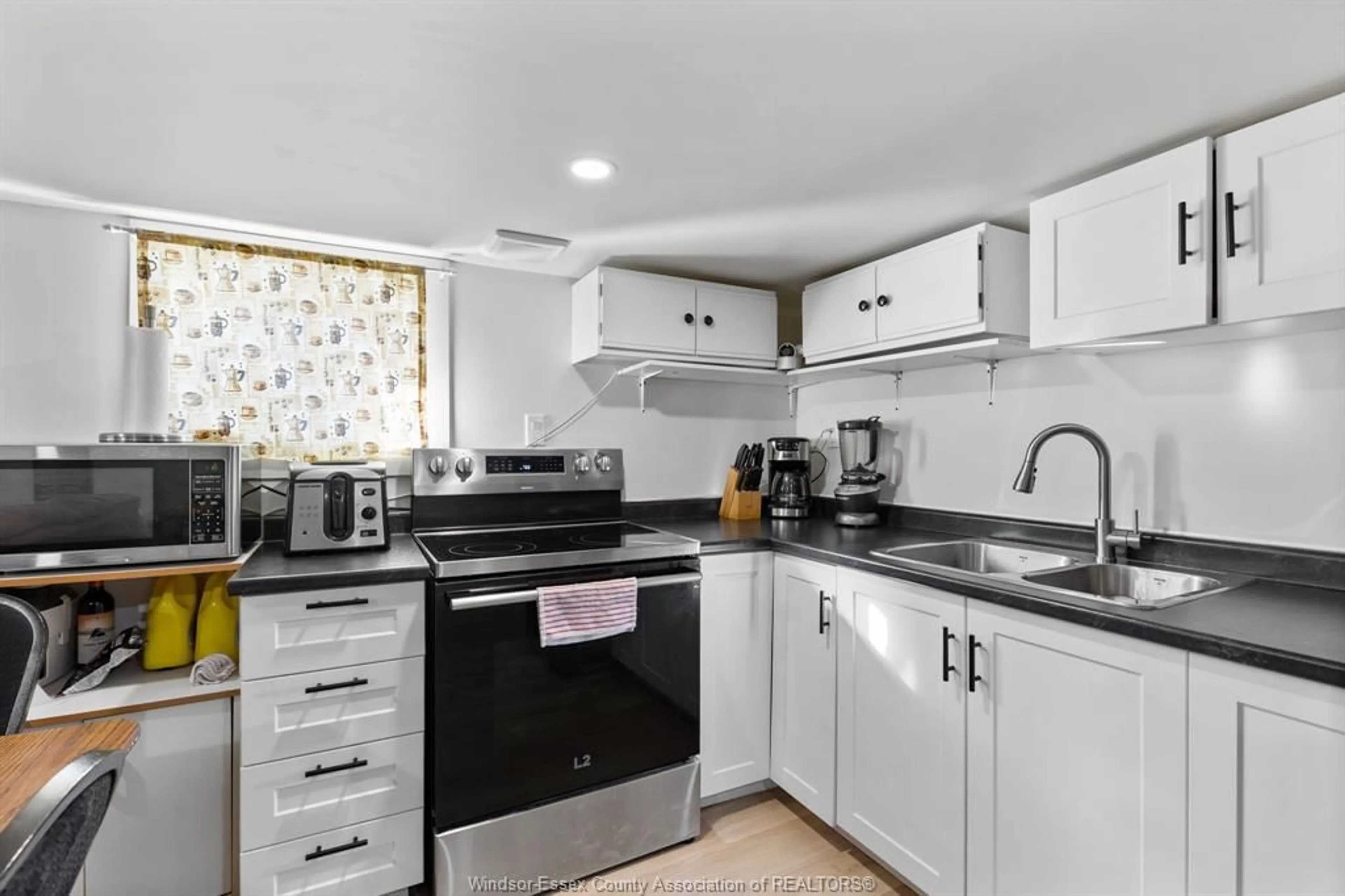 Standard kitchen, ceramic/tile floor for 25 CLARK St, Leamington Ontario N8H 1E6