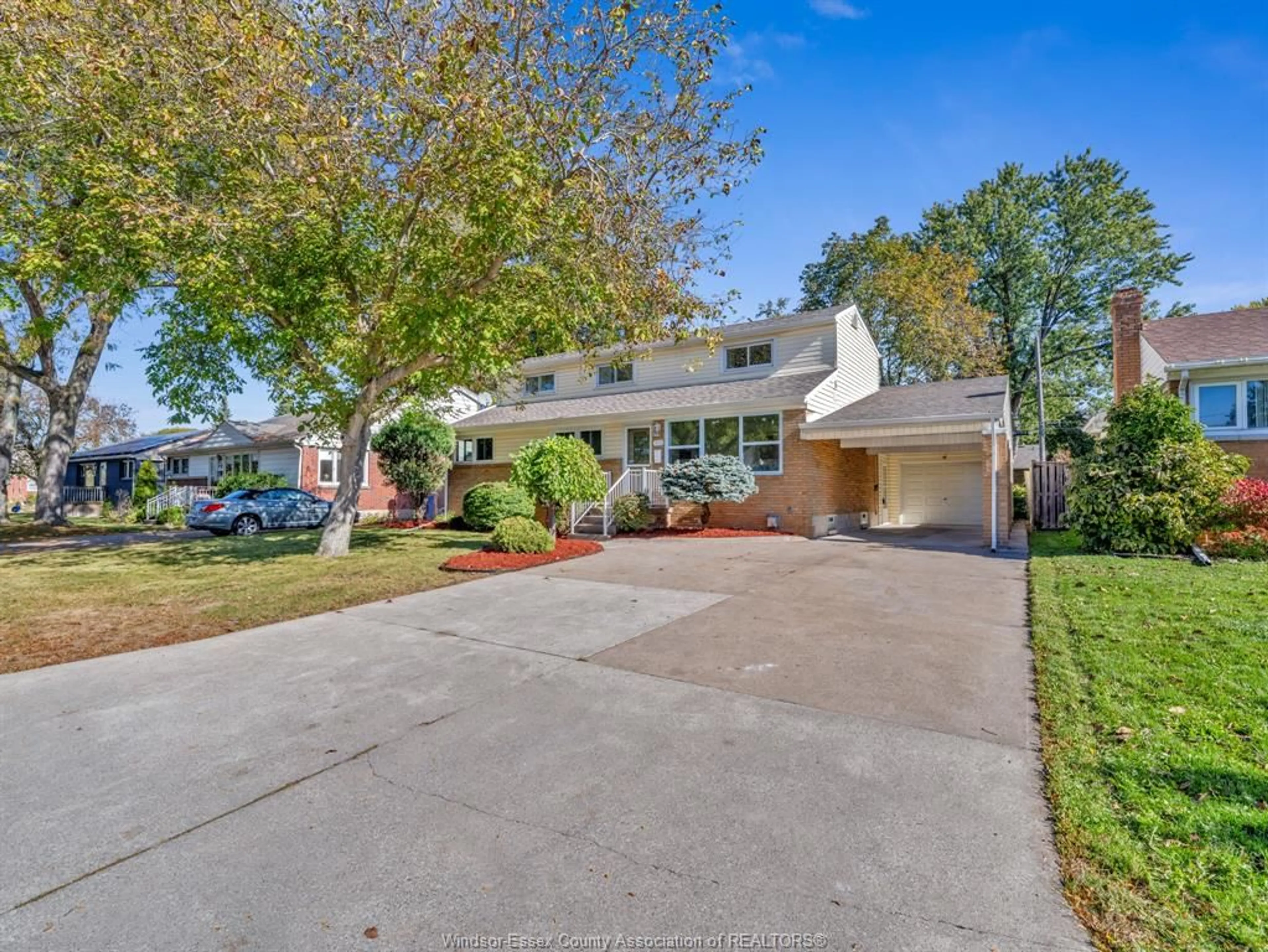 A pic from outside/outdoor area/front of a property/back of a property/a pic from drone, street for 3518 WOODLAND Ave, Windsor Ontario N9E 1Z8