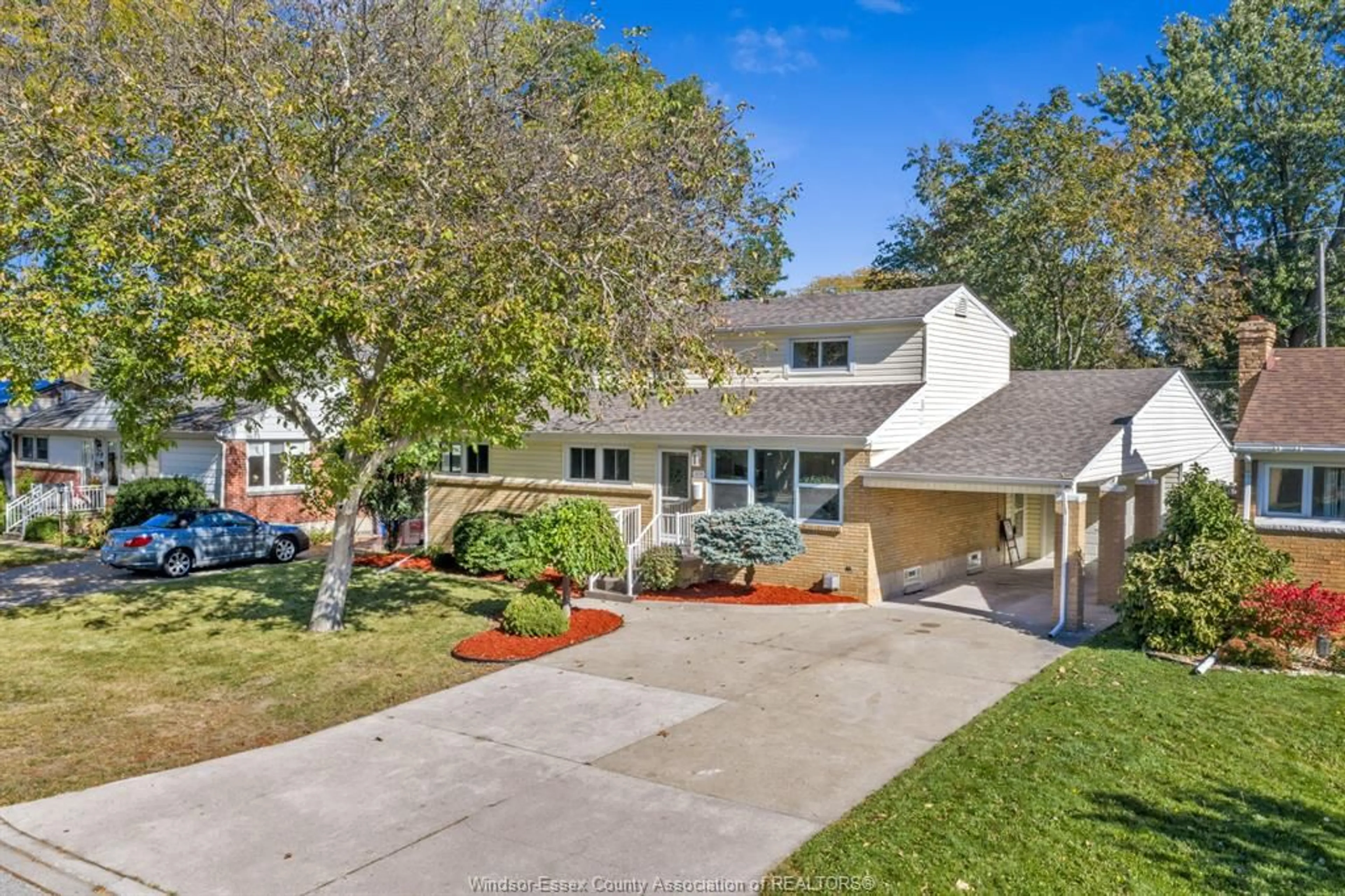 A pic from outside/outdoor area/front of a property/back of a property/a pic from drone, street for 3518 WOODLAND Ave, Windsor Ontario N9E 1Z8