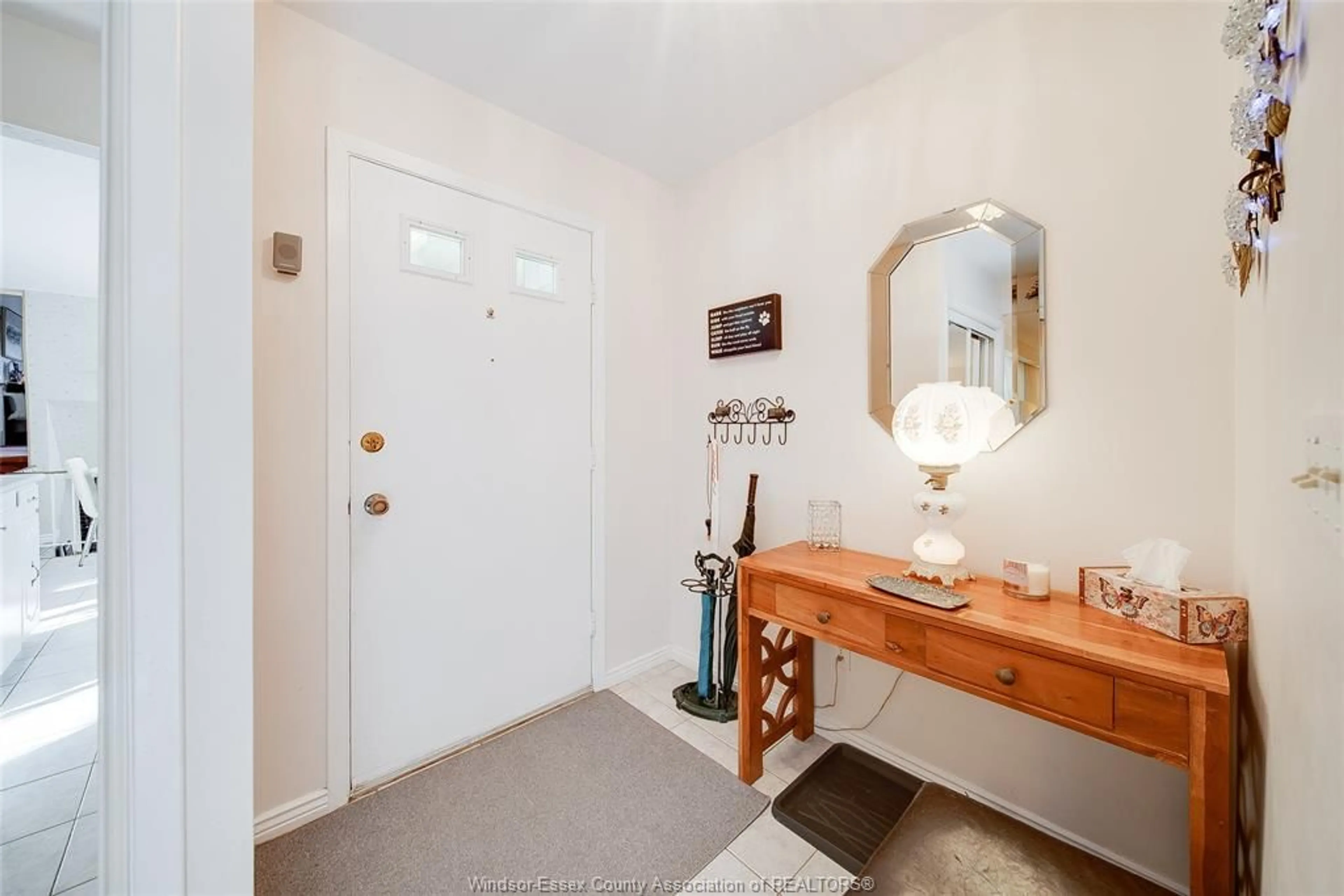 Indoor entryway for 135 DAVID Cres, Tecumseh Ontario N8N 2Z4