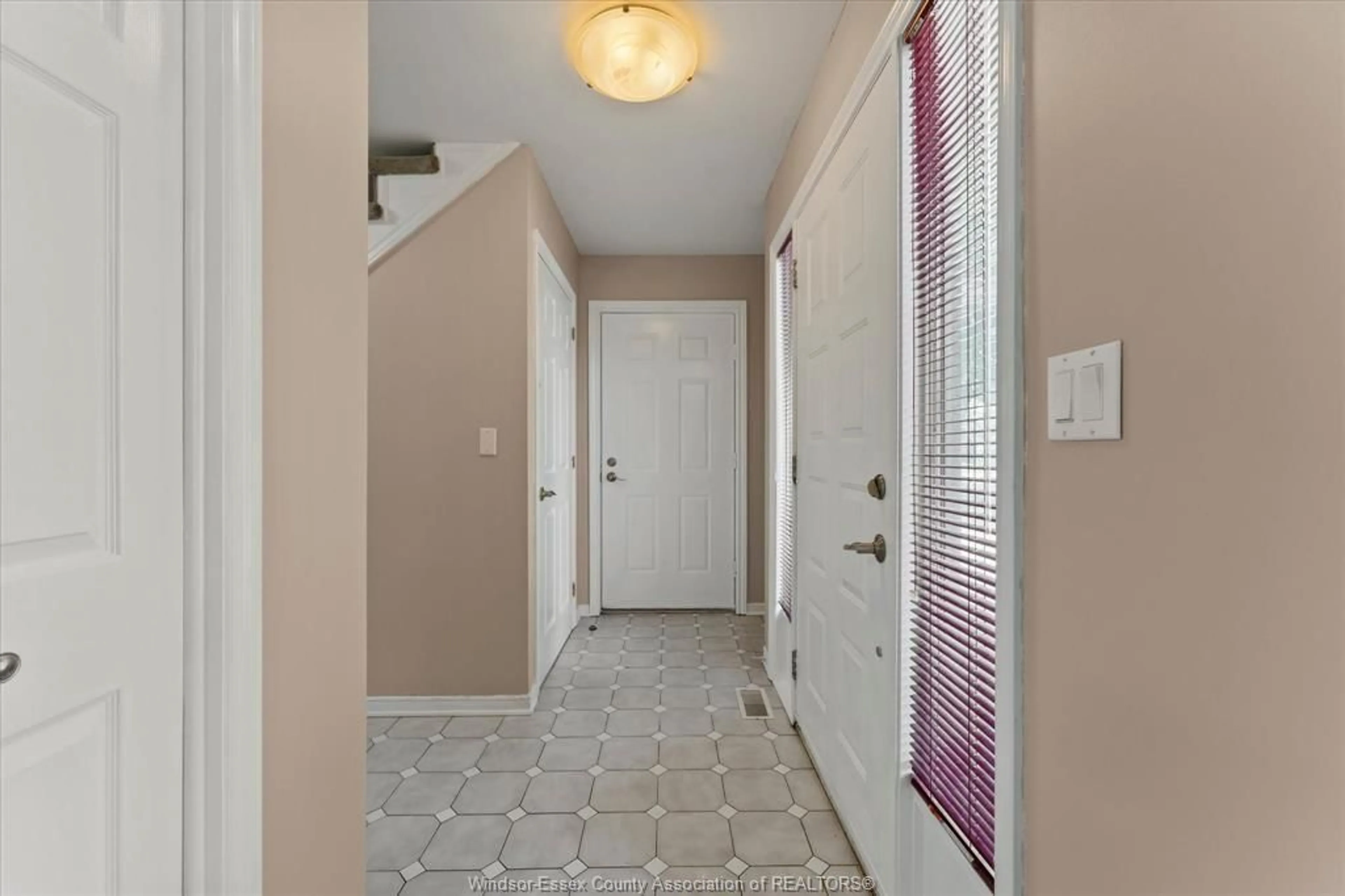 Indoor entryway for 2935 MCKAY Ave, Windsor Ontario N9E 2R1
