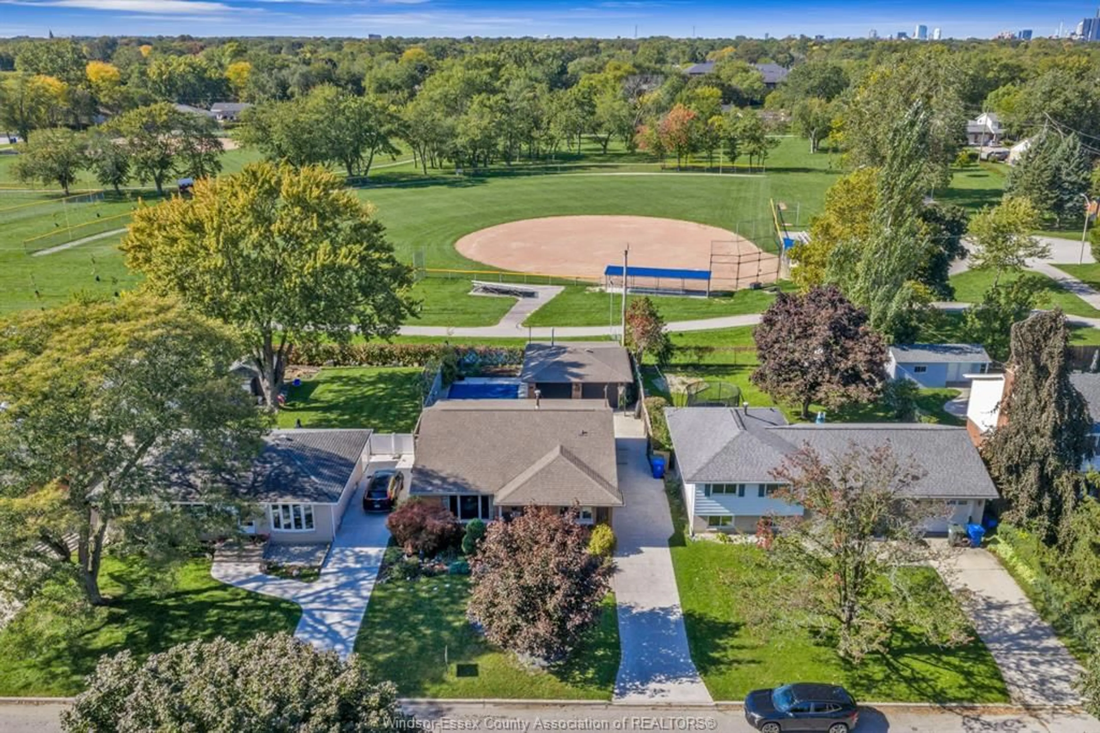 A pic from outside/outdoor area/front of a property/back of a property/a pic from drone, unknown for 1117 COVENTRY, Windsor Ontario N8S 2W8