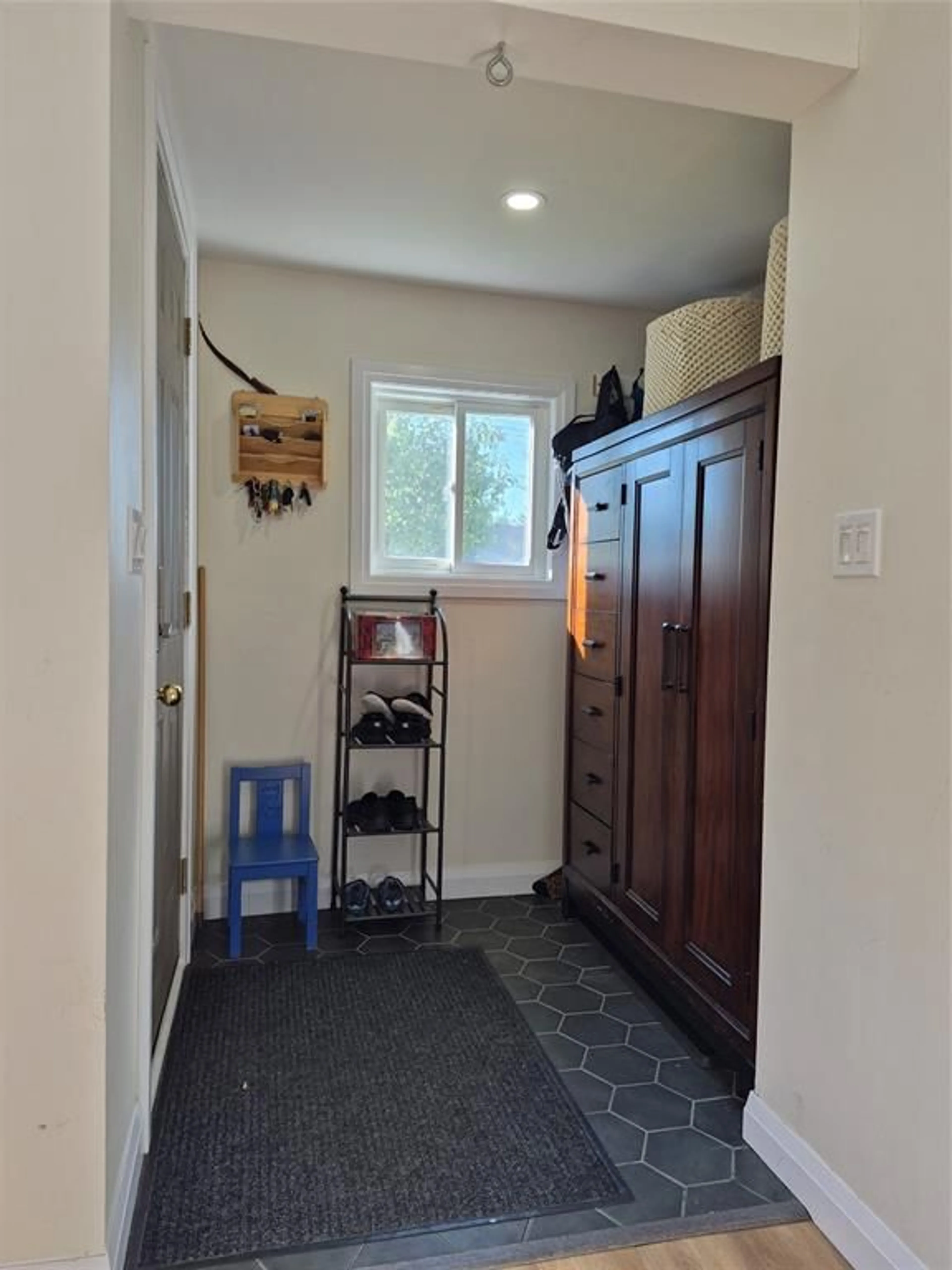 Indoor entryway for 644 OXFORD St, Sarnia Ontario N7T 6Z5