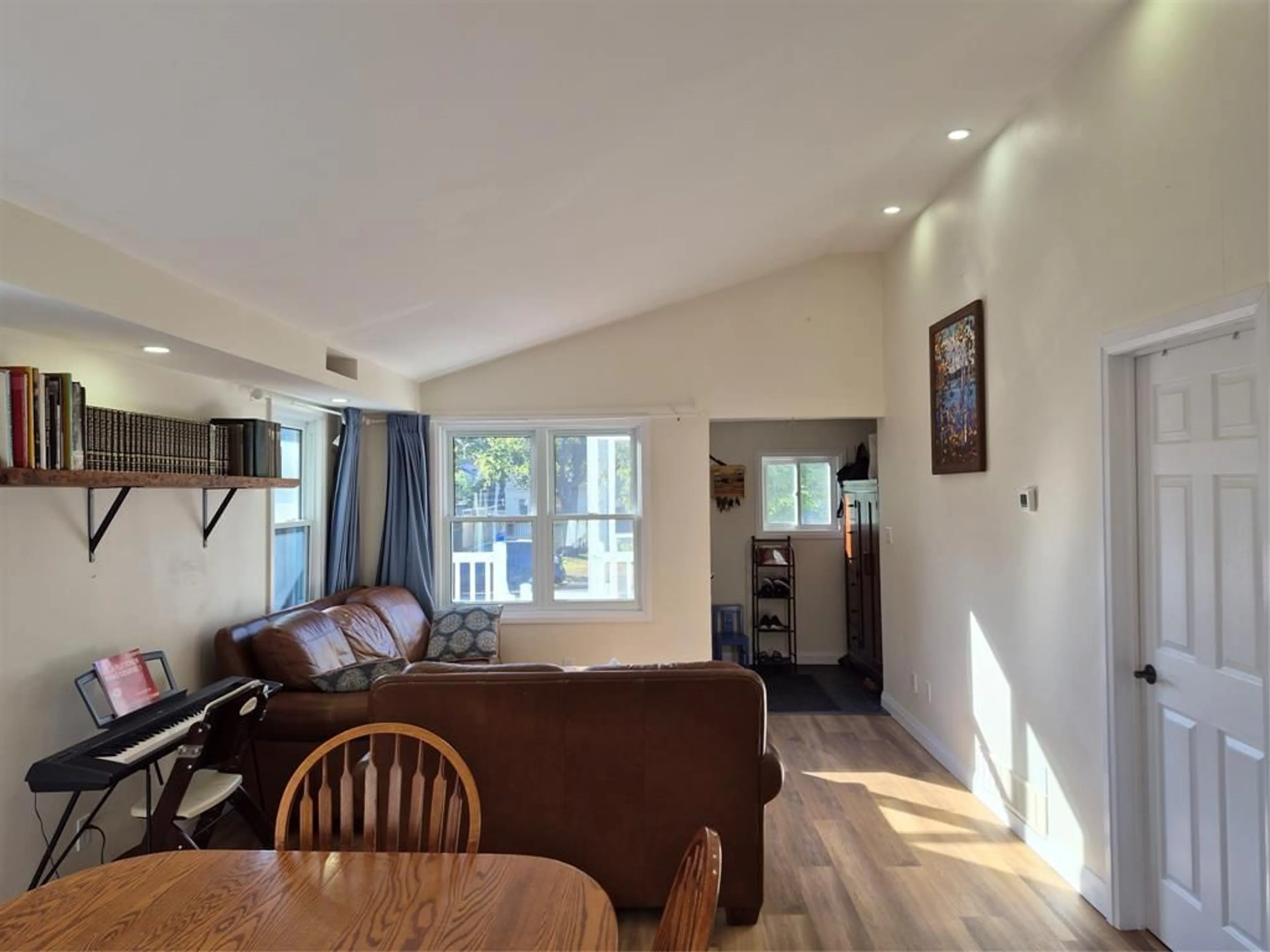 Living room with furniture, wood/laminate floor for 644 OXFORD St, Sarnia Ontario N7T 6Z5