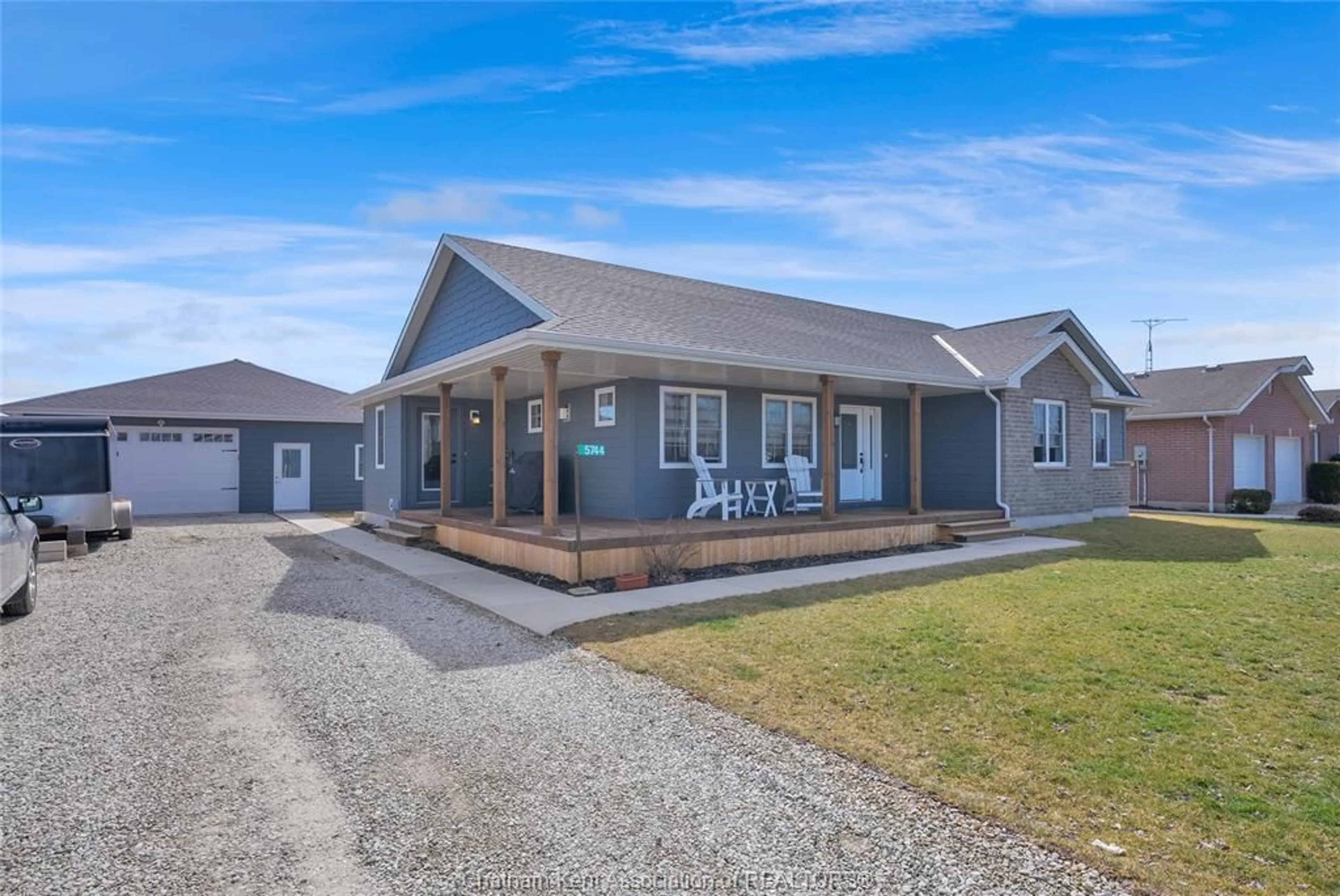 A pic from outside/outdoor area/front of a property/back of a property/a pic from drone, unknown for 5744 Middle Line, Merlin Ontario N0P 1W0