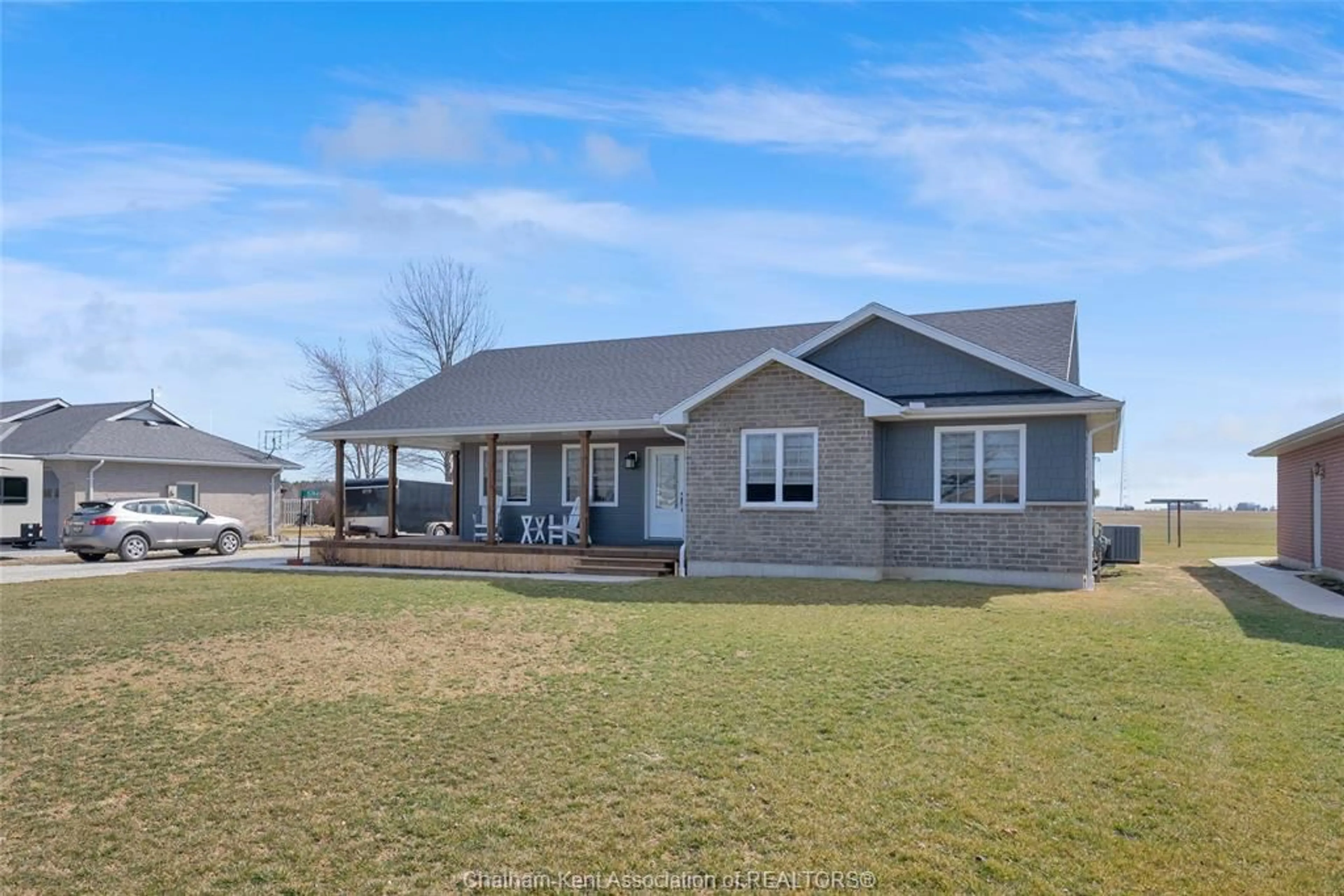 Home with vinyl exterior material, unknown for 5744 Middle Line, Merlin Ontario N0P 1W0