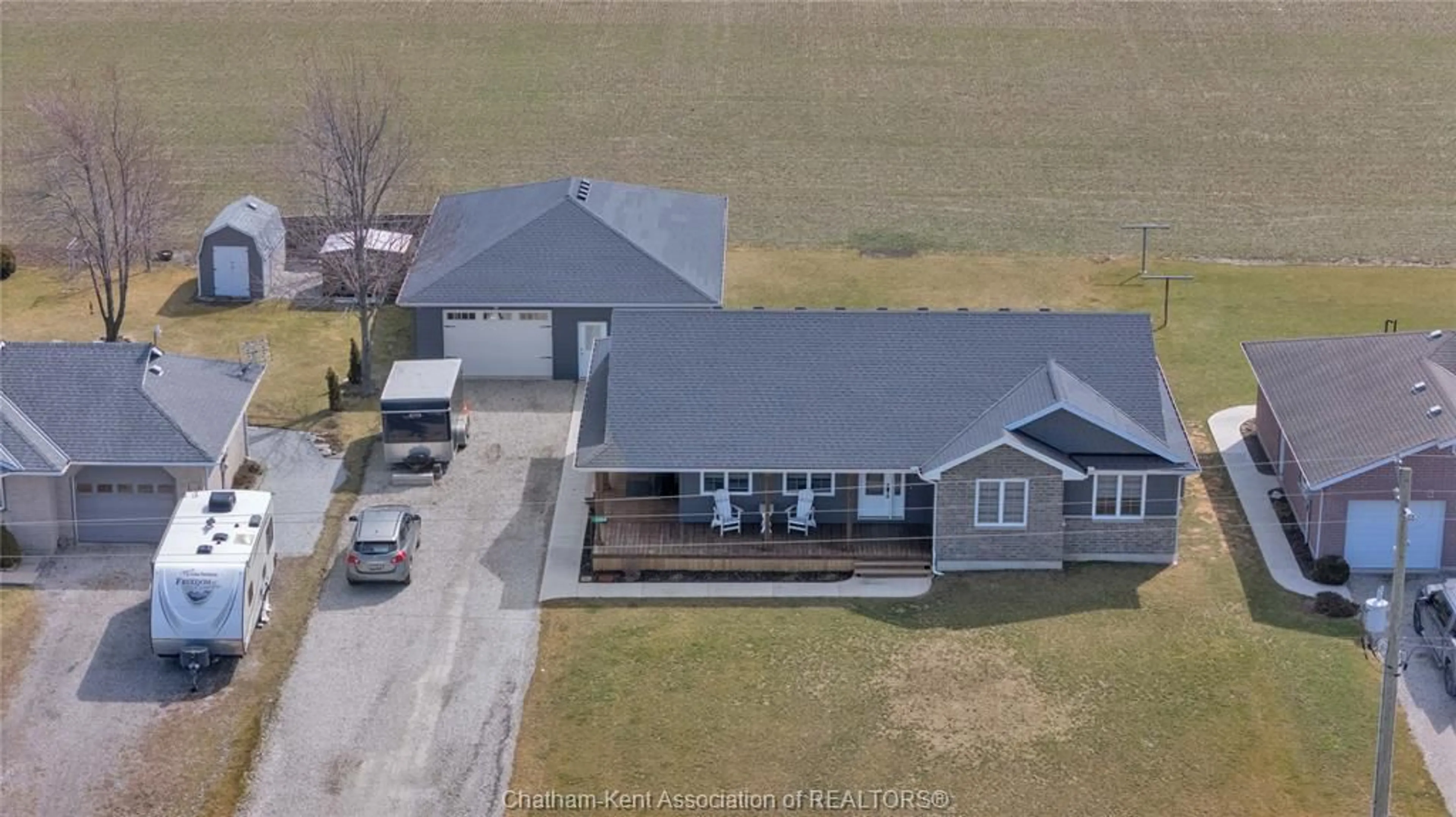 A pic from outside/outdoor area/front of a property/back of a property/a pic from drone, unknown for 5744 Middle Line, Merlin Ontario N0P 1W0