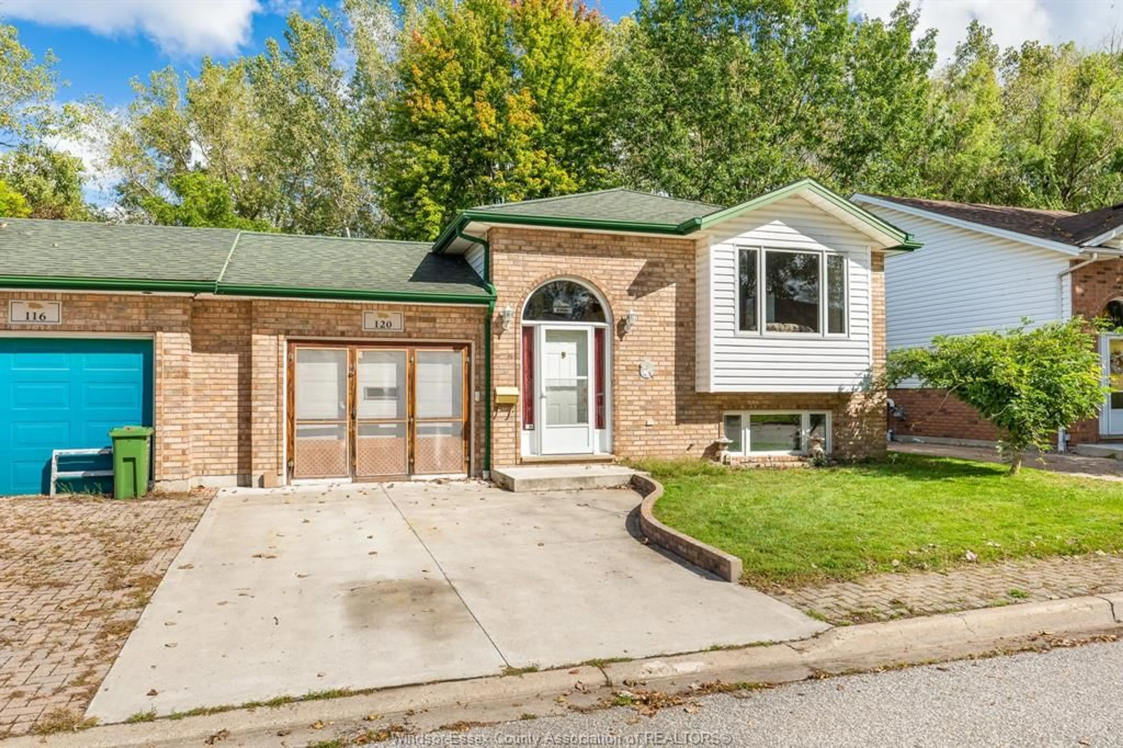 Home with vinyl exterior material, street for 120 RIVERVILLA Crt, LaSalle Ontario N9J 3N9